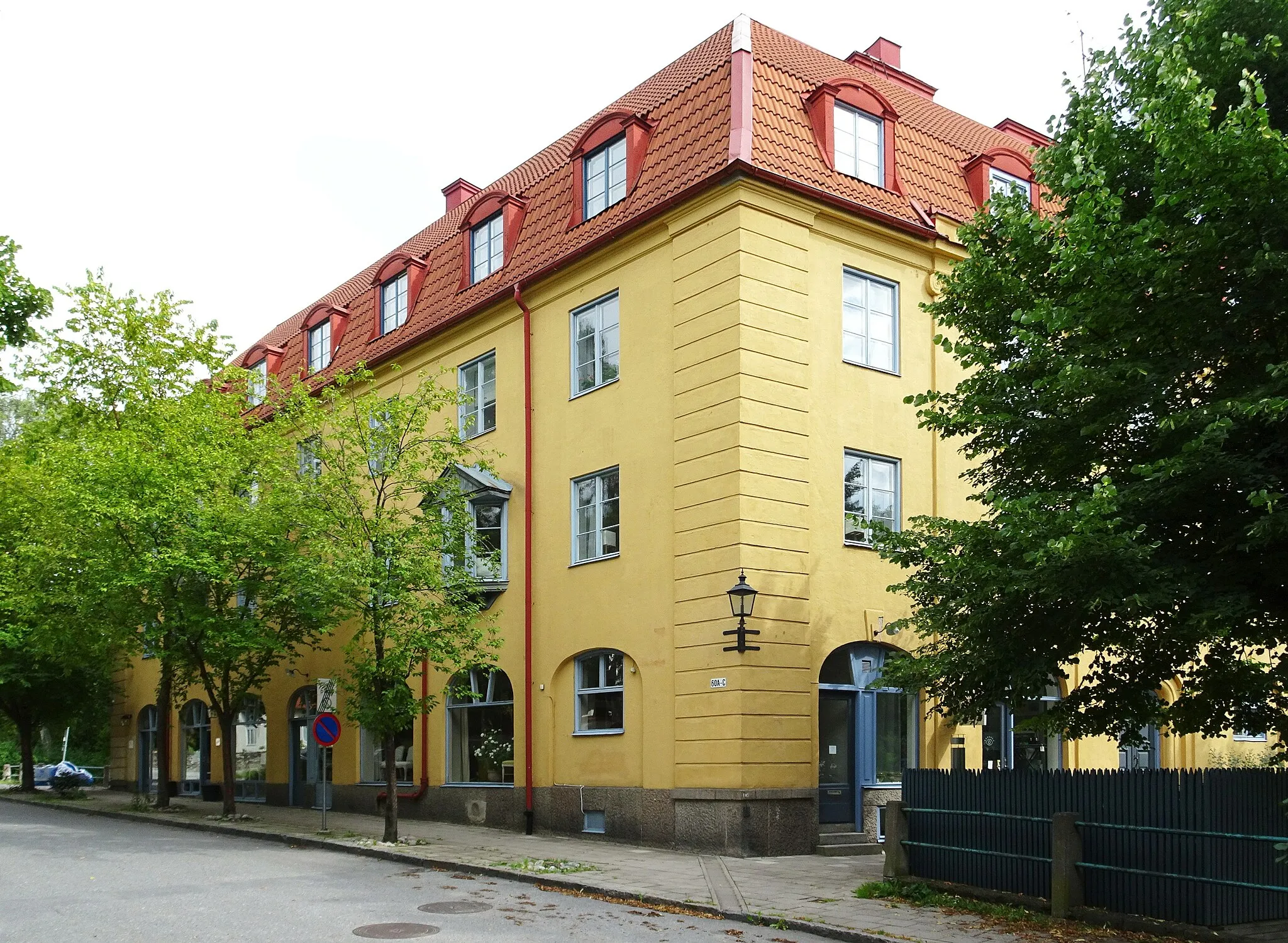 Photo showing: "Vasaborgen" (Köpmannen 1) Byggår: 1913-1923
Arkitekt: Anton Wallby
Ursprunglig funktion: Flerbostadshus med lokaler
Nuvarande funktion: Flerbostadshus med lokaler
Byggnadens karaktäristiska drag:
Nationalromantik stil med inslag av
20-talsklassicism

Högt kulturhistoriskt värde