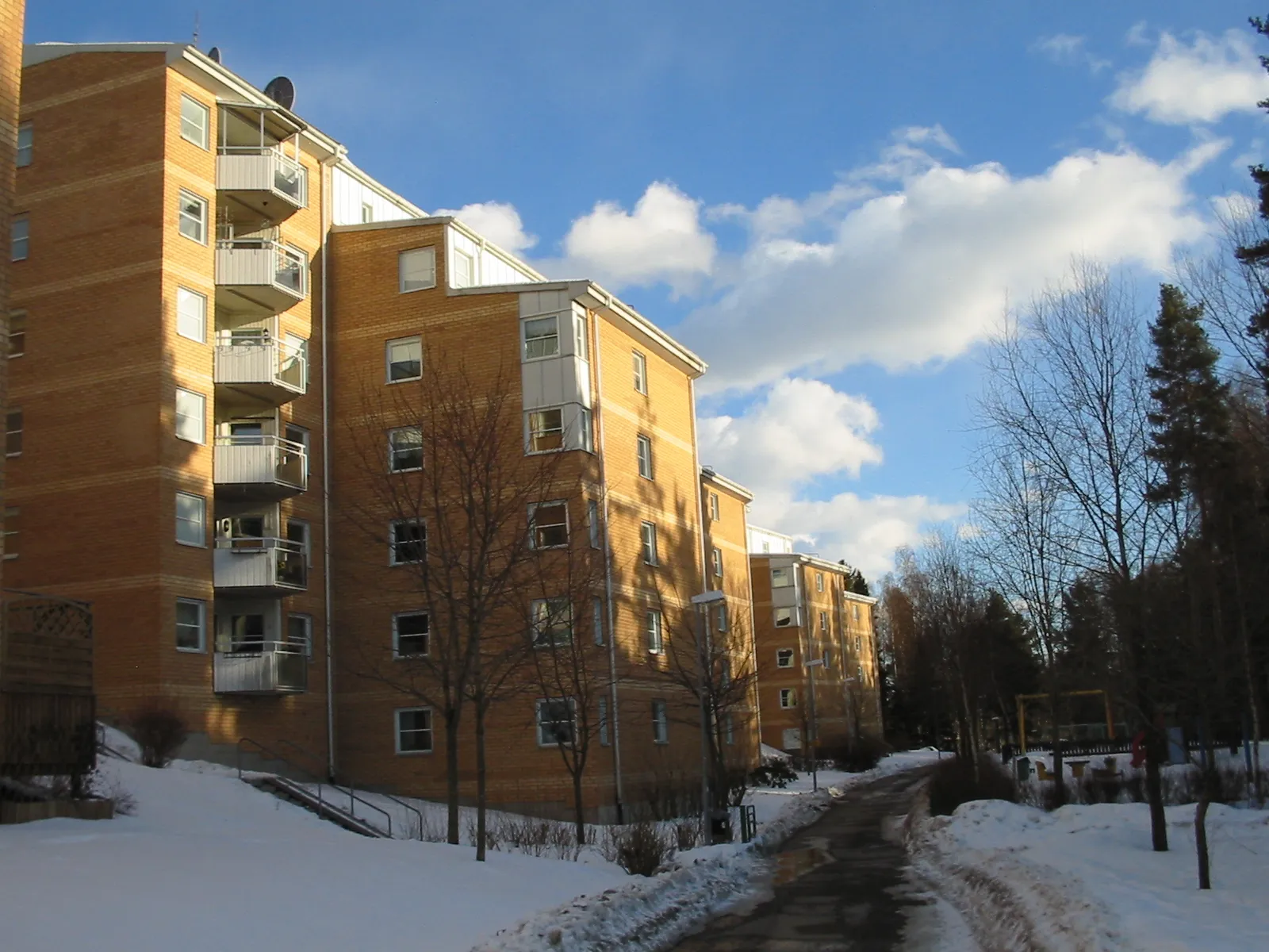 Photo showing: The Laxtrappan residential block at Siklöjevägen in Bollmora, Tyresö, Sweden.