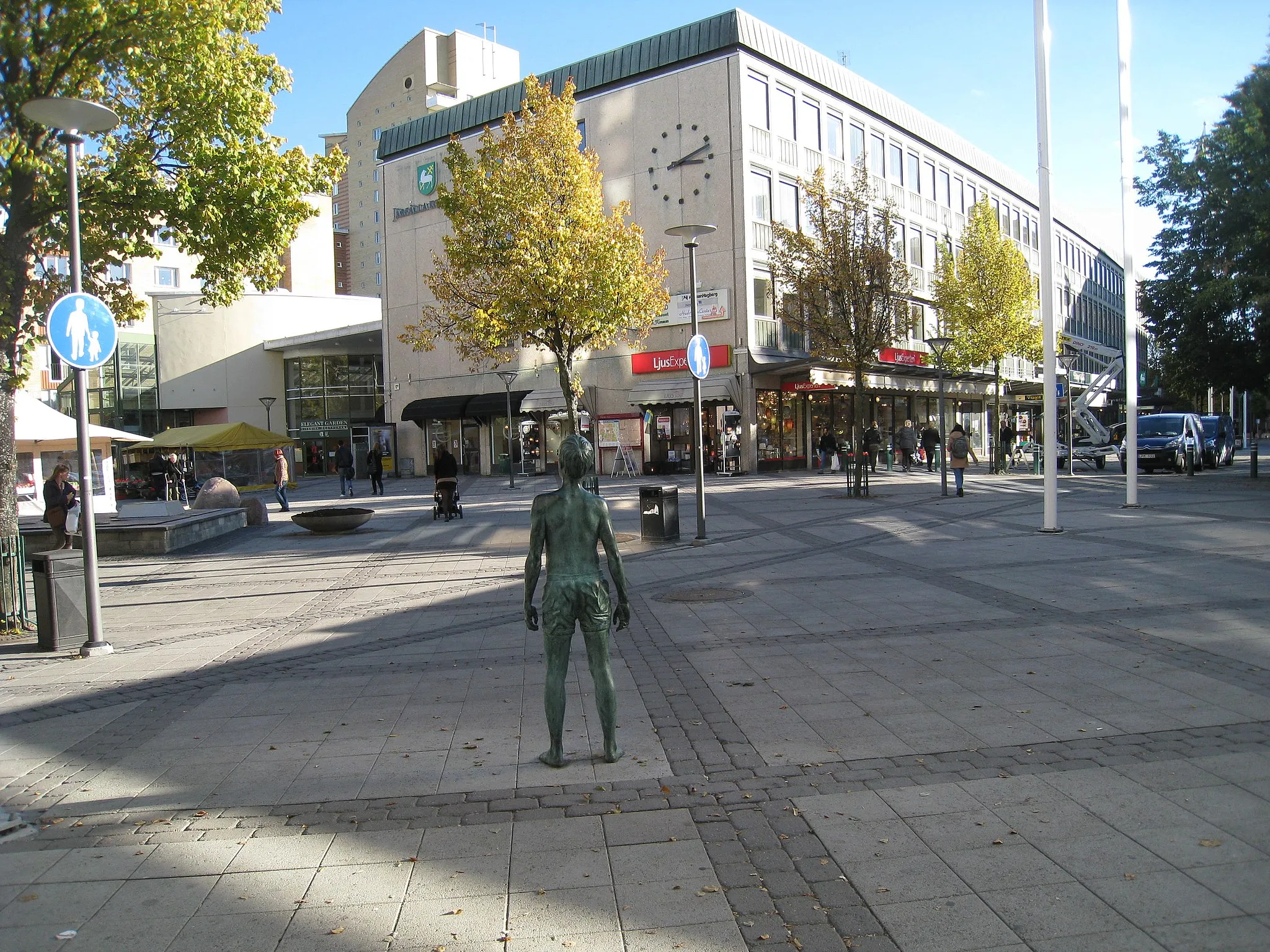 Photo showing: "The boy", sculpture in bronze by Lars Nilsson, at Riddarplatsen in Jakobsberg, Järfälla municipality.