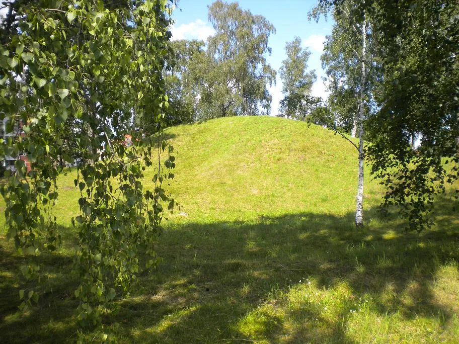 Photo showing: Tumulus called the King’s Mound Kungshögen and King Agni’s Mound Kung Agnes hög near the local train station Place: Sollentuna, Sweden