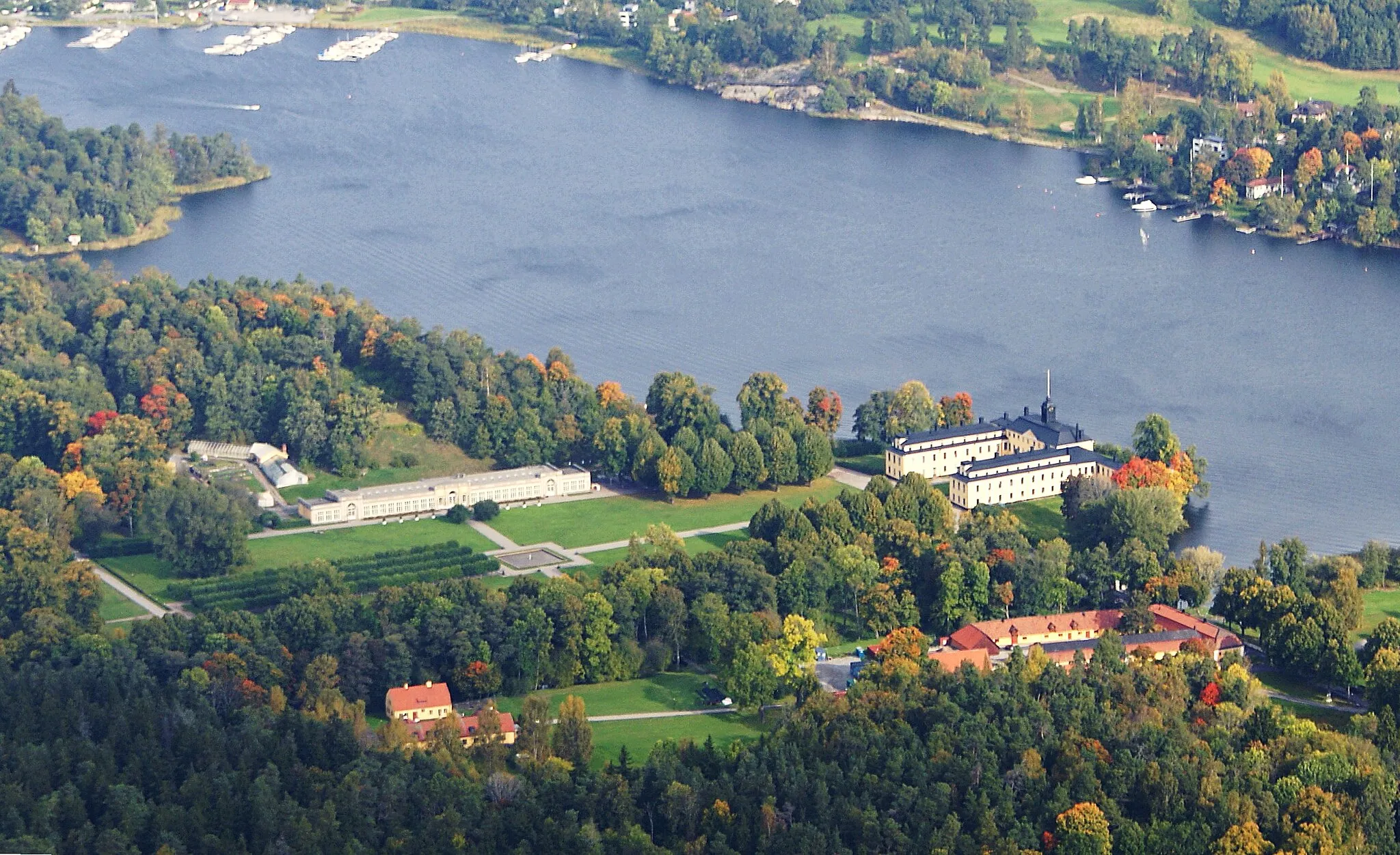 Photo showing: Ulriksdals slott sedd från helikopter.