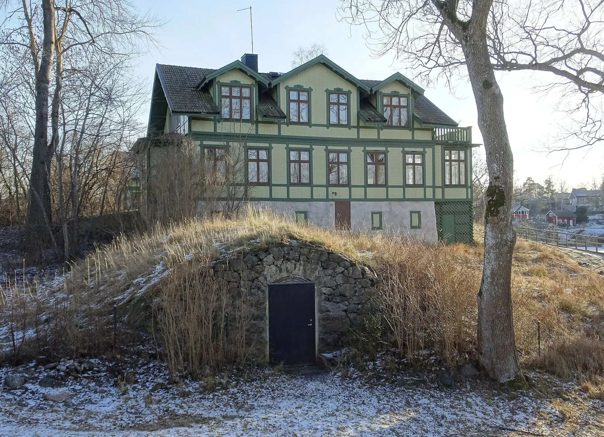 Photo showing: Långsjö gård, västra huset med jordkällan