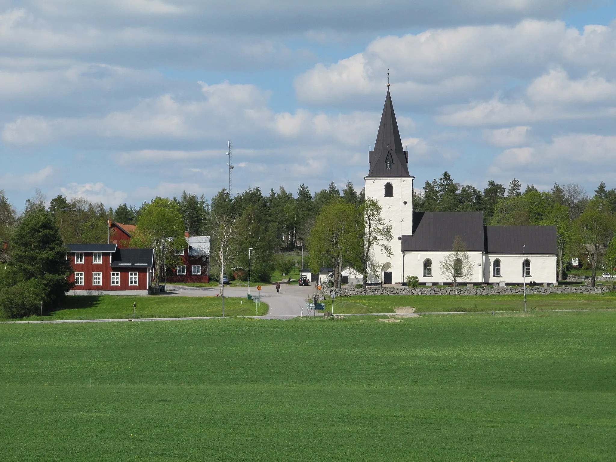 Photo showing: Gottröra kyrka med församlingsbyggnad