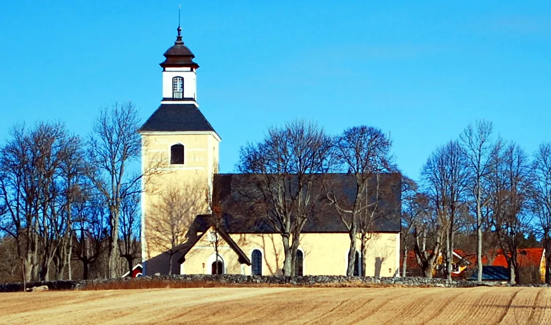 Photo showing: South side of Närtuna Kyrka, Sweden