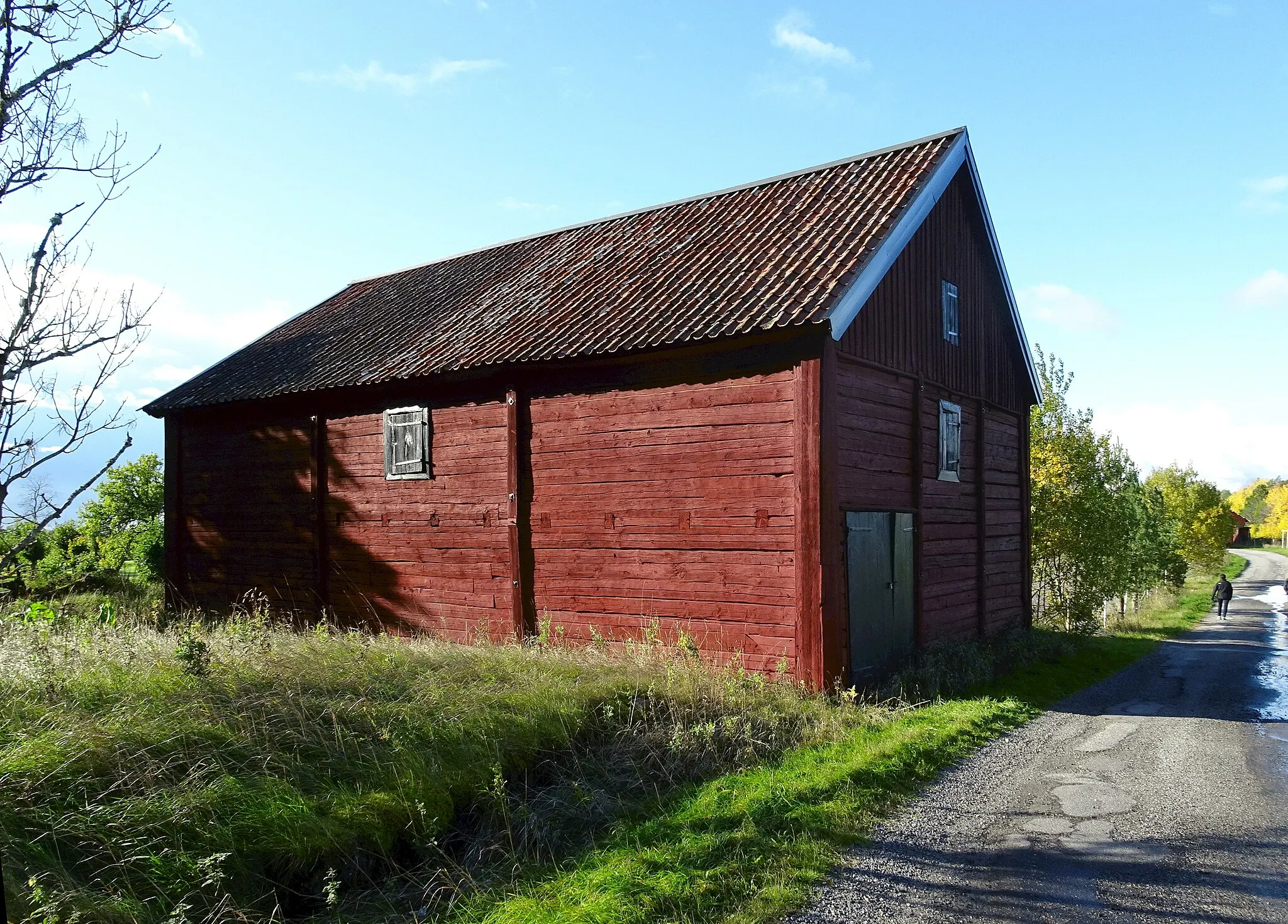 Photo showing: Mönstringsladan vid Årsta slott. Gustav II Adolfs mönstringshus är den "mönstringslada", som ligger strax öster om slottet. Enligt traditionen var det i denna timmerlada som kung Gustav II Adolf satt och skrev in traktens soldater inför avresan till kriget i Livland 1621. Kungen lät sommaren 1621 mönstra sina trupper på 20.000 man inför transporten till Livland på Årsta ängar innan han for ut till sina kontinentala äventyr. Kungen bodde då på Årsta slott.