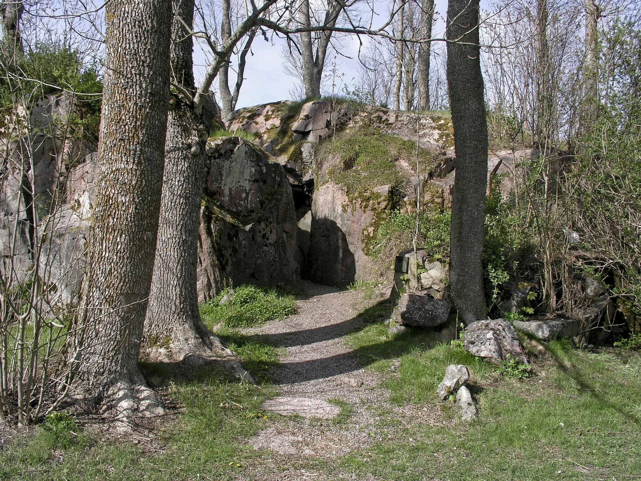 Photo showing: Birgitta's prayer cave. According to early local traditions Birgitta of Sweden had revelations in a cave. This is a newly constructed cave, attributed to Birgitta of Sweden. Finsta, Norrtälje, Sweden.
