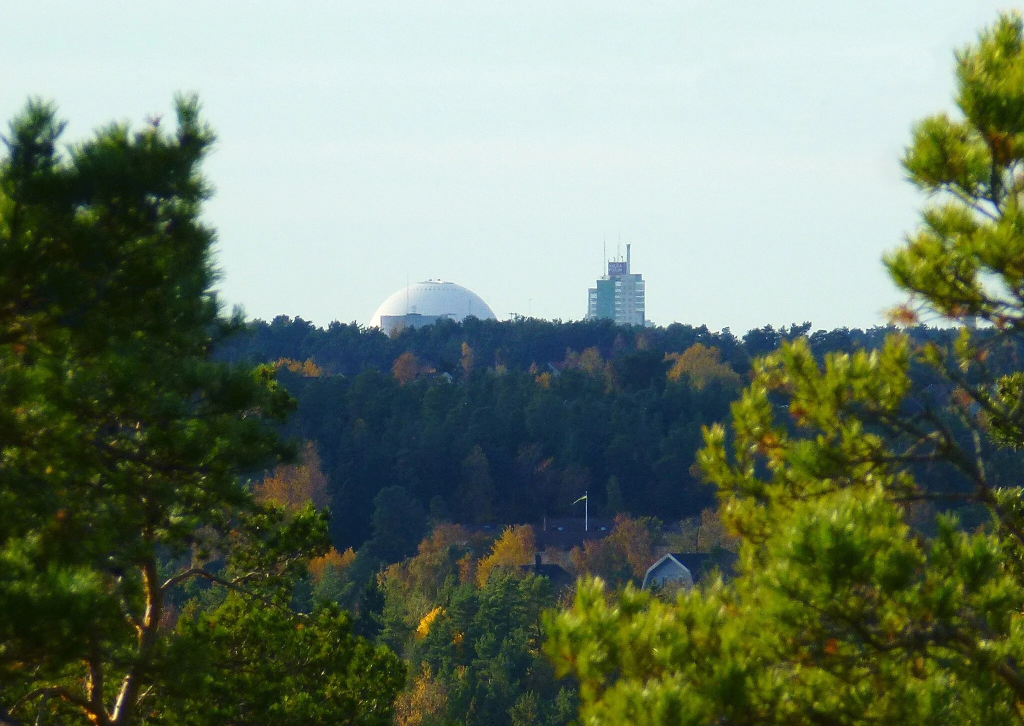 Photo showing: Himlaberget i Velamsunds naturresrevat, Nacka kommun, utsikt över Forum Nacka och Globen