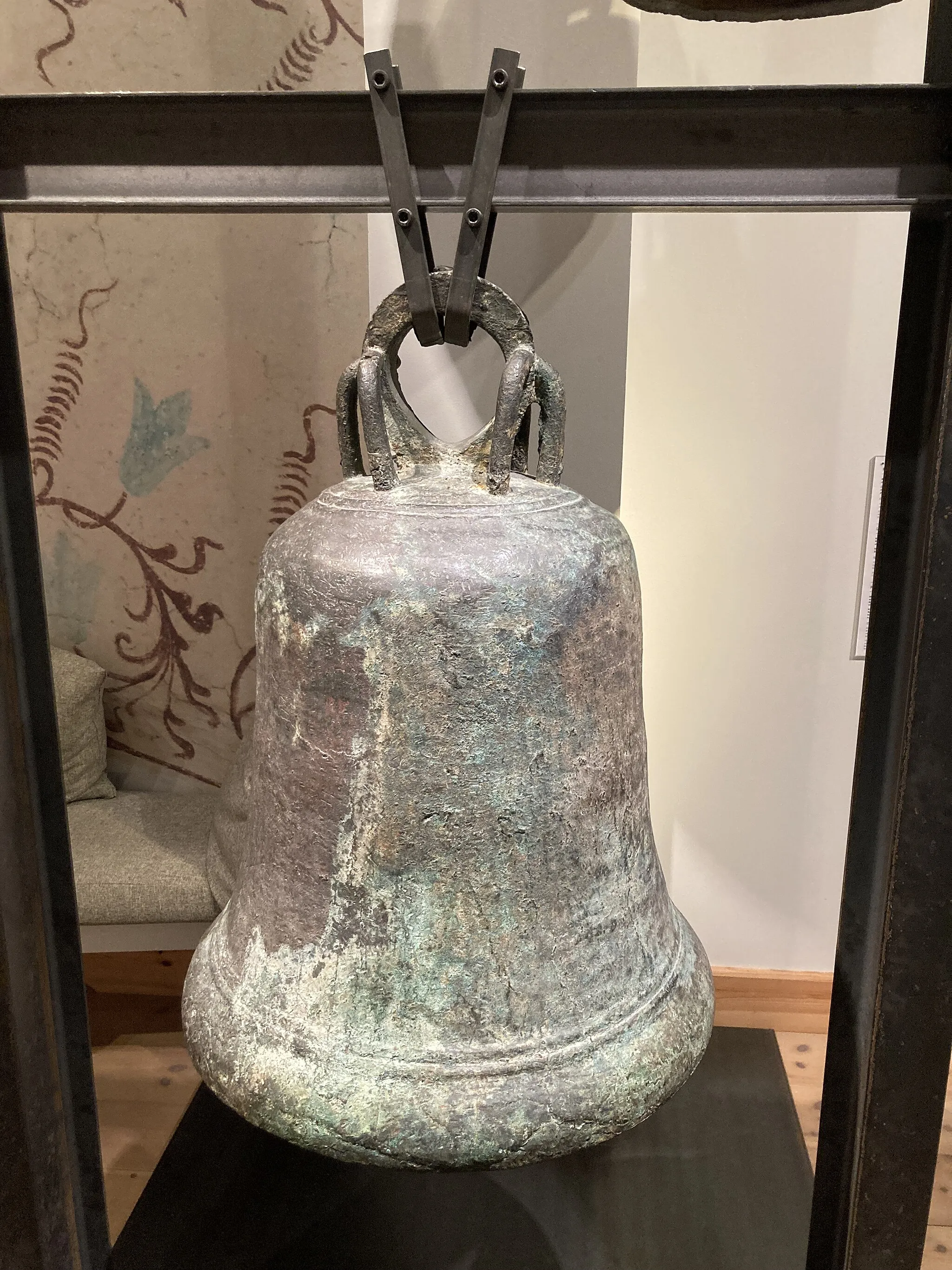 Photo showing: 12th century church bell, formerly in Söderby-Karl church, now in Statens historiska museum (15813).