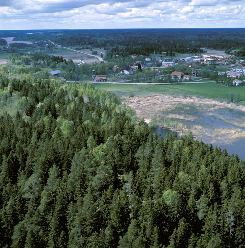 Photo showing: Notera Av dokumentationsskäl har originalbeskrivningen från Riksantikvarieämbetet behållits. Tillrättalägganden och alternativa beskrivningar bör införas separat från nedanstående information. Felaktigheter kan även anmälas till denna sida. I bildens mitt Edsbro kyrka, till höger Kyrksjön. Motiv: Edsbro
Nyckelord: Flygbilder
Kategori: Flodlandskap, Kyrkomiljö