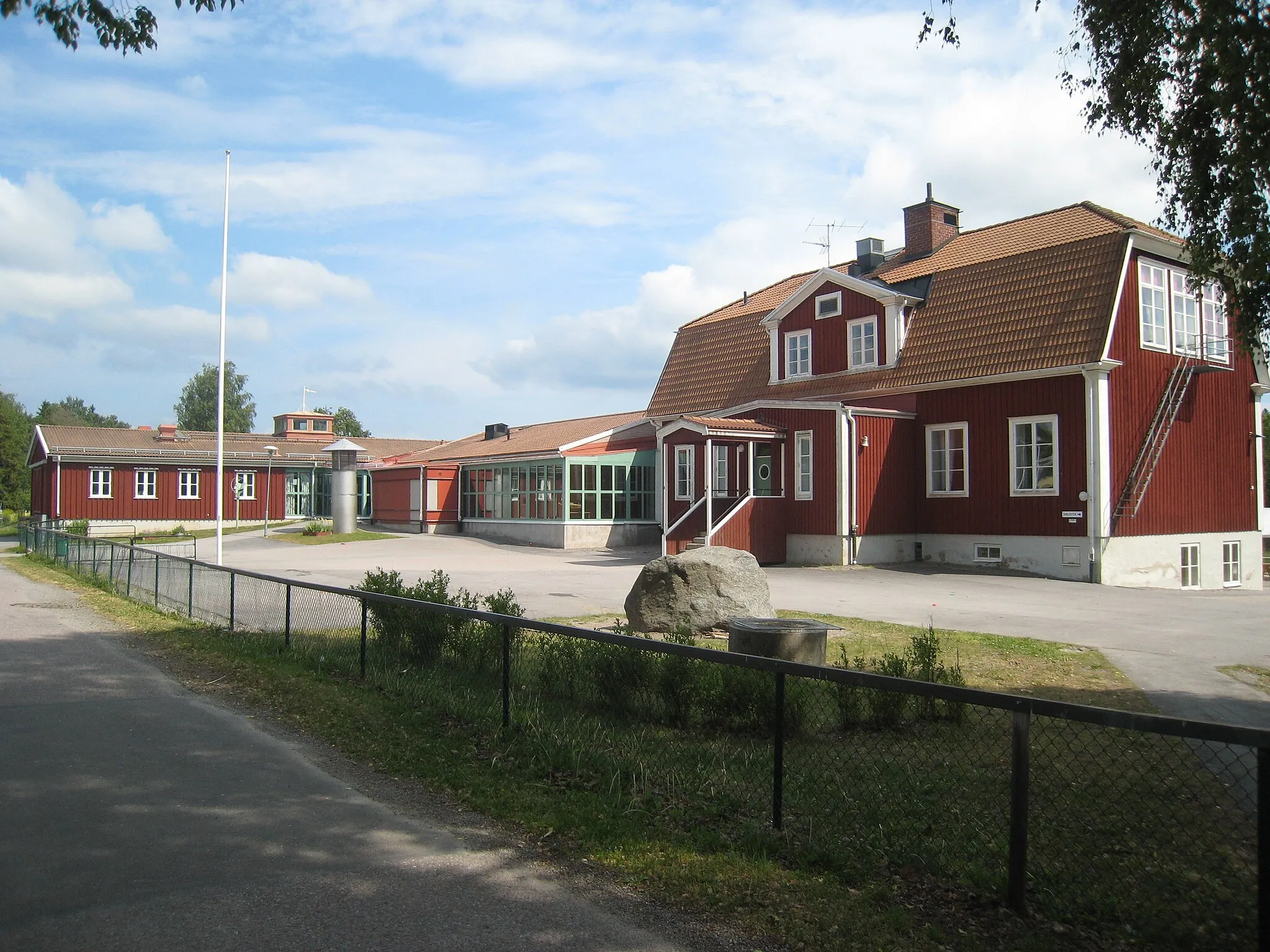Photo showing: The school building in Esdsbro, Norrtälje Municipality, Sweden