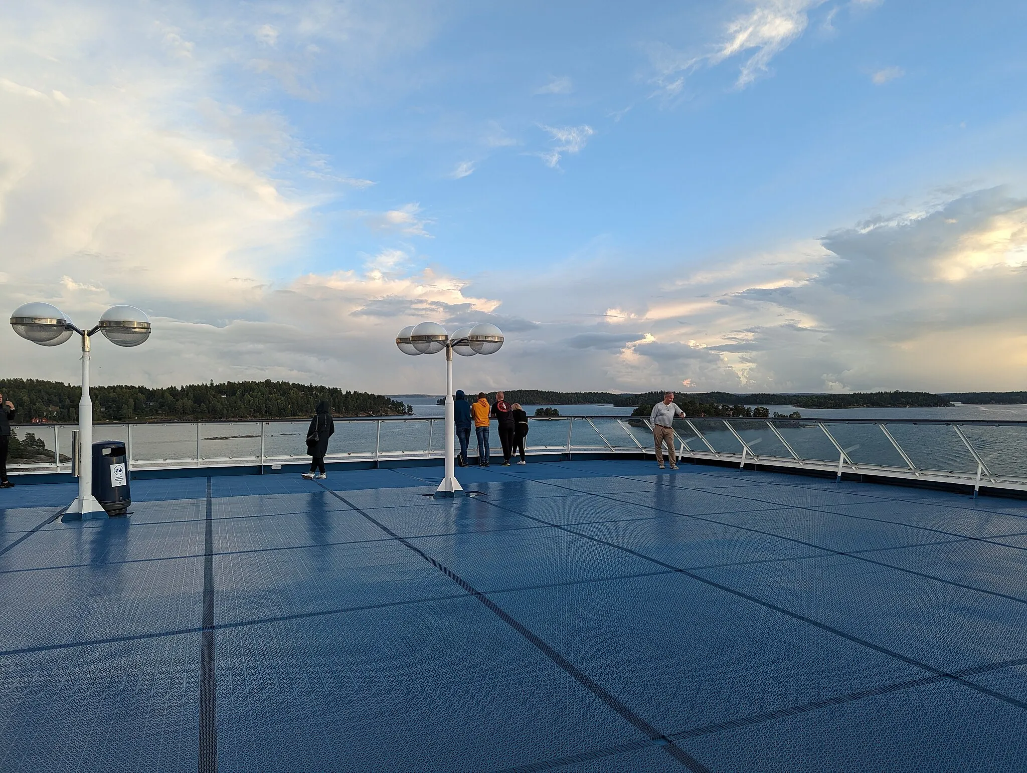 Photo showing: Silja Line-fartyget Silja Symphony. Aktern på fartyget i soldäck.