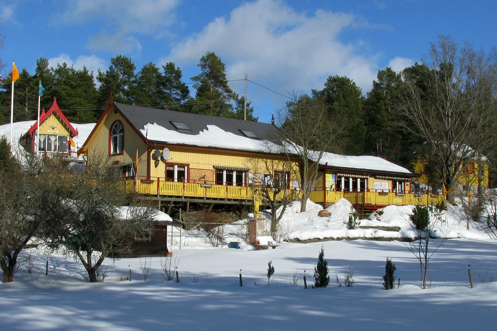 Photo showing: Buddharamatemplet i Torsby i Värmdö kommun.

Källa: eget foto, fotograf EnDumEn 16 mars 2010