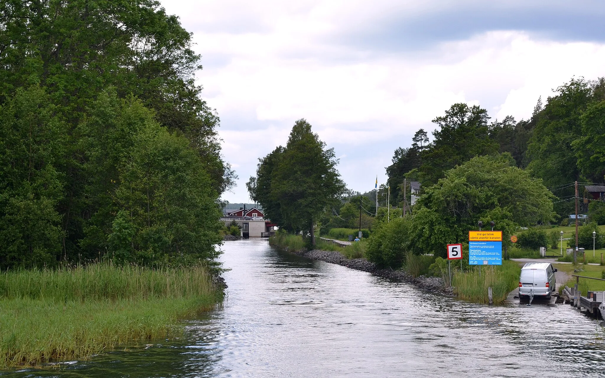 Photo showing: The entrance to the Strömma Canal from the Breviken strait in Stockholm archipelago. Värmdö island is to the right, Fågelbrolandet to the left. This is the opposite view to this photograph.