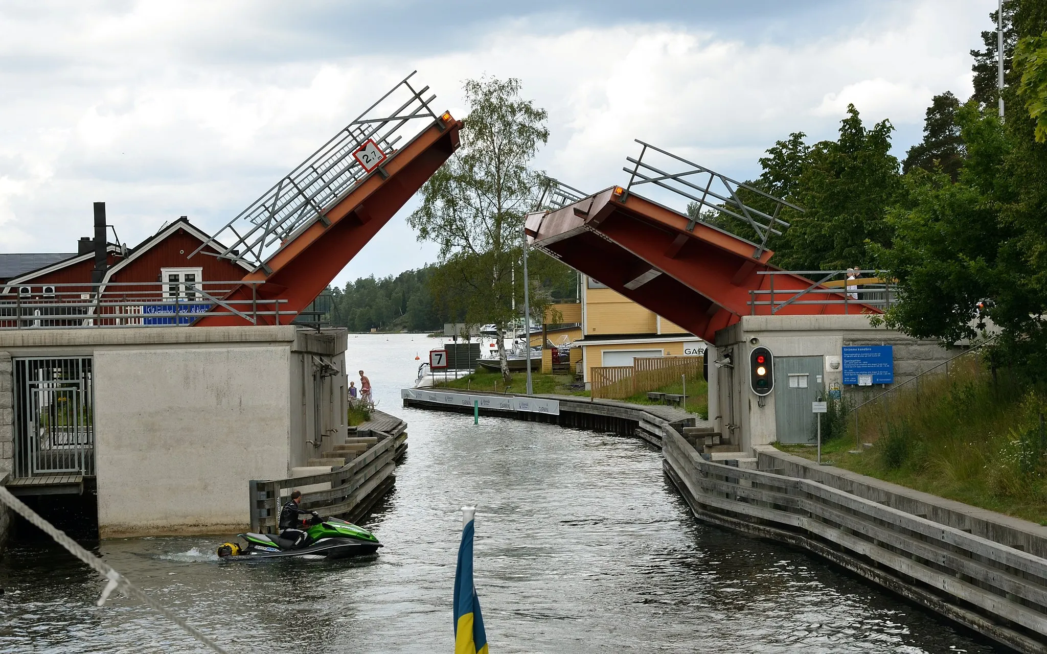 Photo showing: Strömma Canal in Stockholm archipelago. View looking west, with the lift bridge being raised.