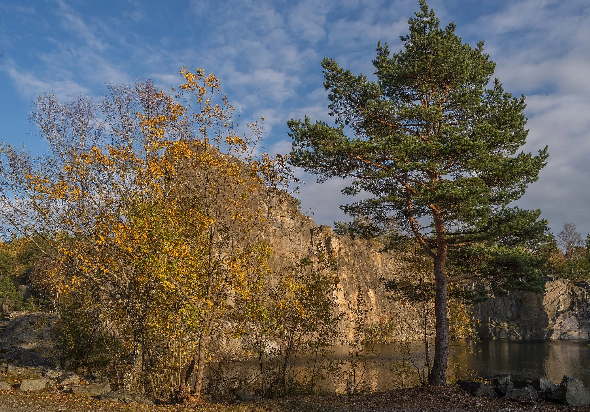 Photo showing: The former Stenhamra stenbrott (quarry) in Stenhamra, Ekerö Municipality, Stockholm County (Sweden). The quarry was in use from 1884 to 1937 and was owned byStockholm municipality. Stenhamra was in the beginning the main supplier of paving-stones for Stockholm city.