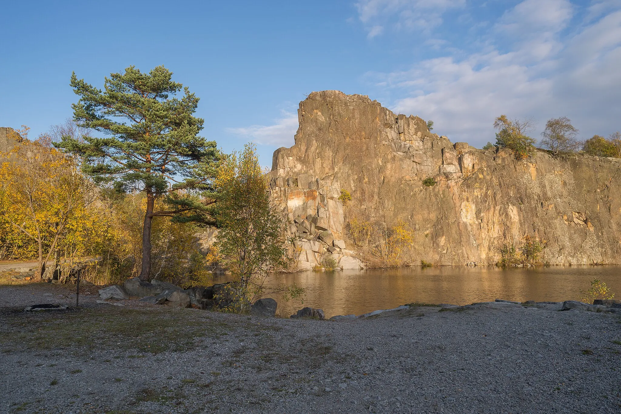 Photo showing: The former Stenhamra stenbrott (quarry) in Stenhamra, Ekerö Municipality, Stockholm County (Sweden). The quarry was in use from 1884 to 1937 and was owned byStockholm municipality. Stenhamra was in the beginning the main supplier of paving-stones for Stockholm city.