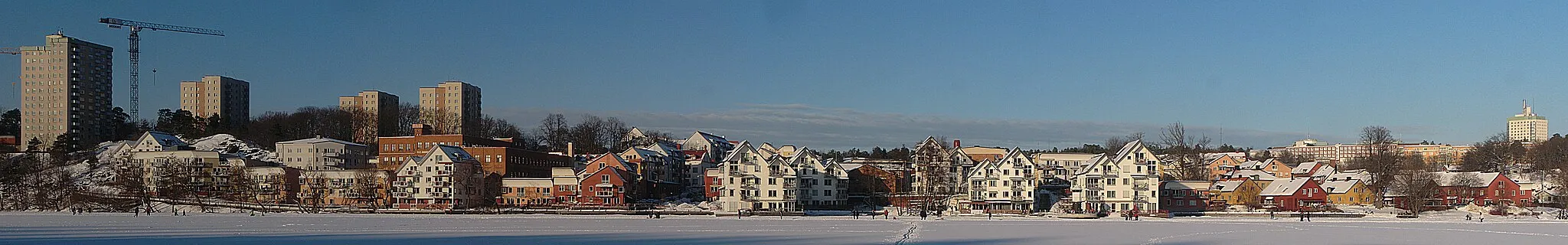 Photo showing: Järla sjö from Järlasjön Camera location 59° 18′ 06.98″ N, 18° 09′ 01.91″ E View this and other nearby images on: OpenStreetMap 59.301939;   18.150531