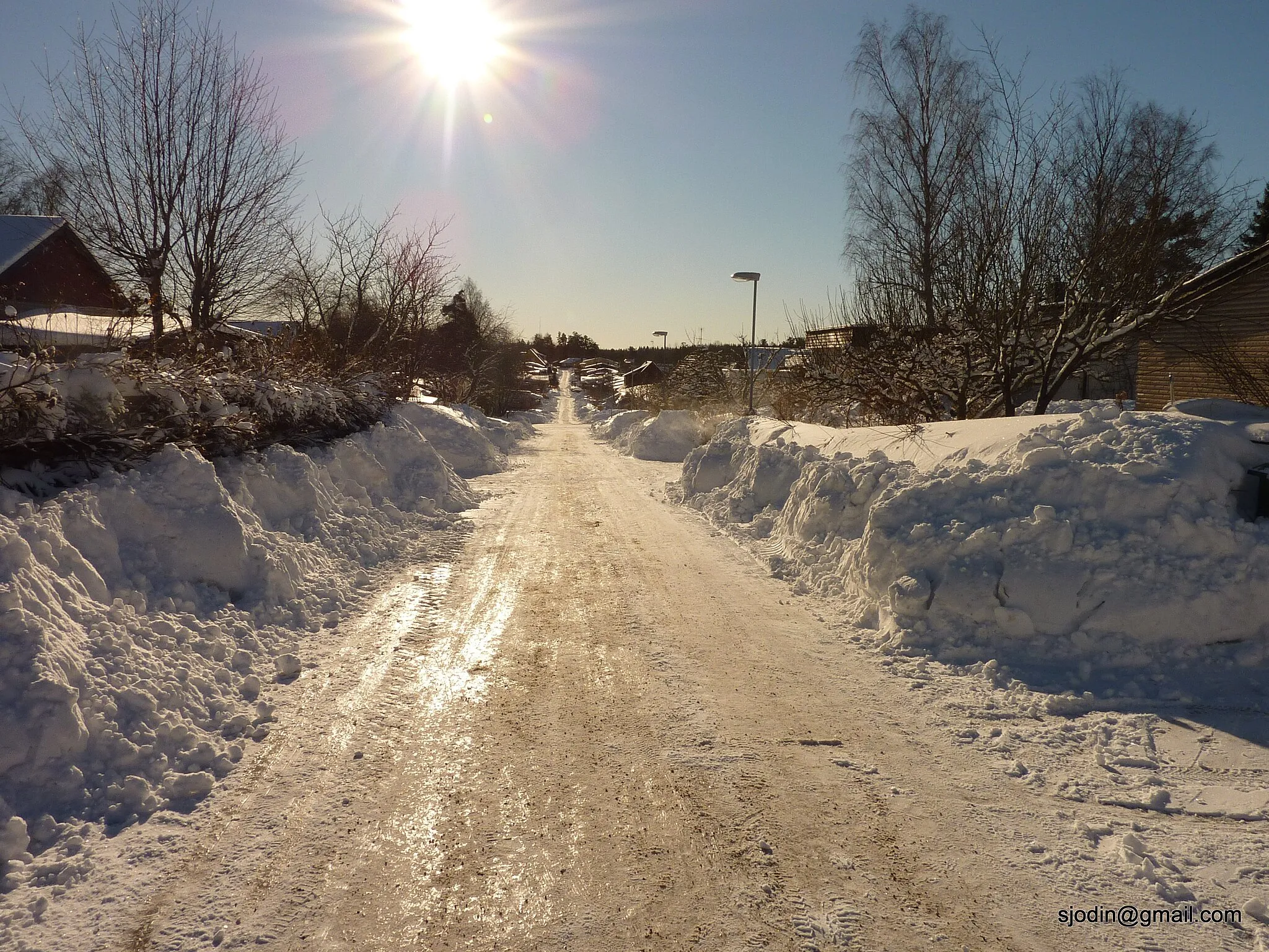 Photo showing: Snowy street in Ösmo