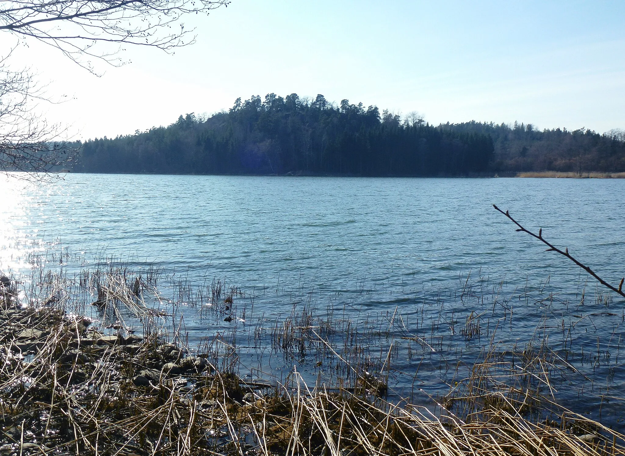 Photo showing: Skansberget i Fållnäs, vy från Stora Vikas båthamn