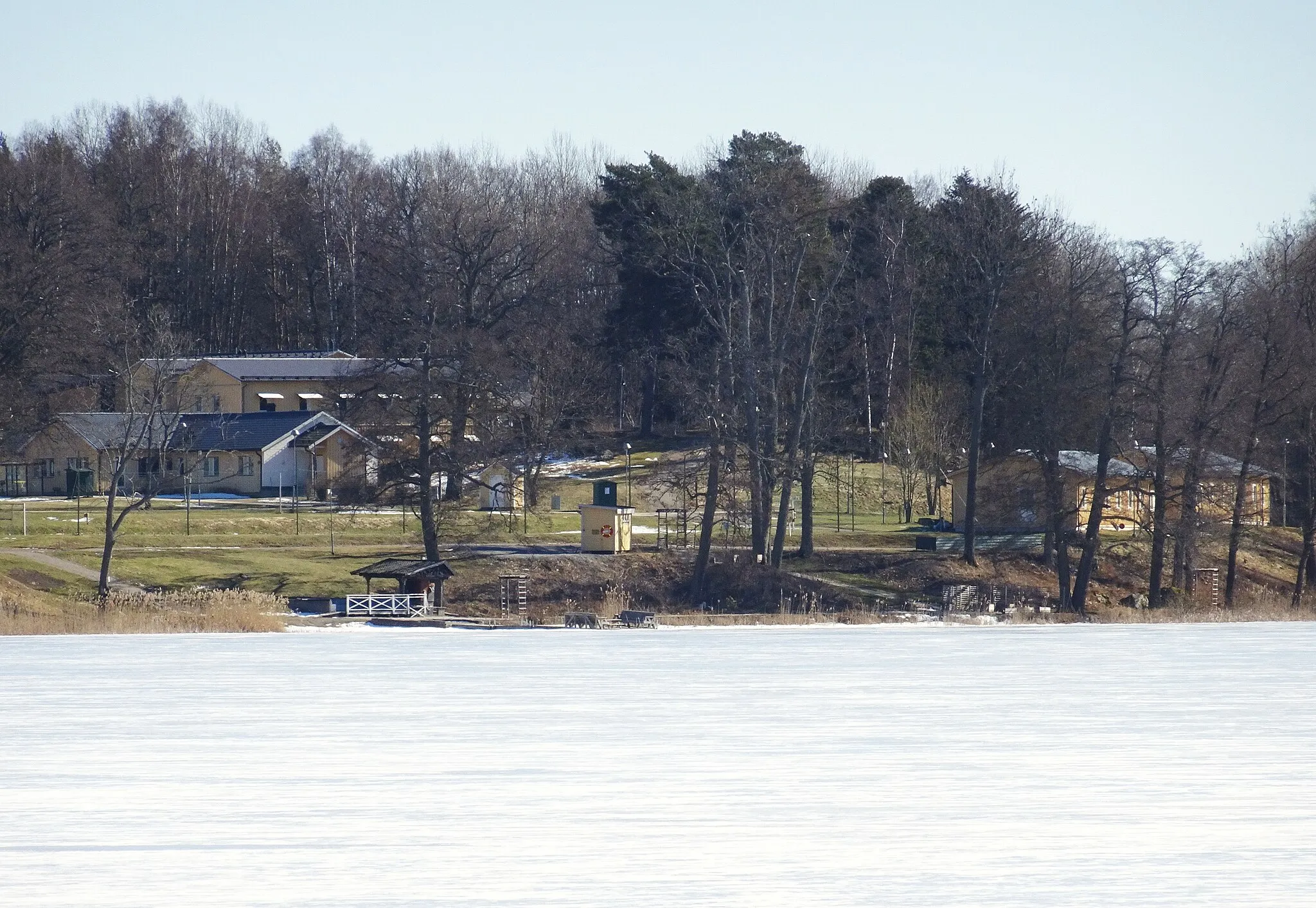 Photo showing: Udden där Näsby gård låg, idag Asptuna-anstalten (vy över sjön Aspen)