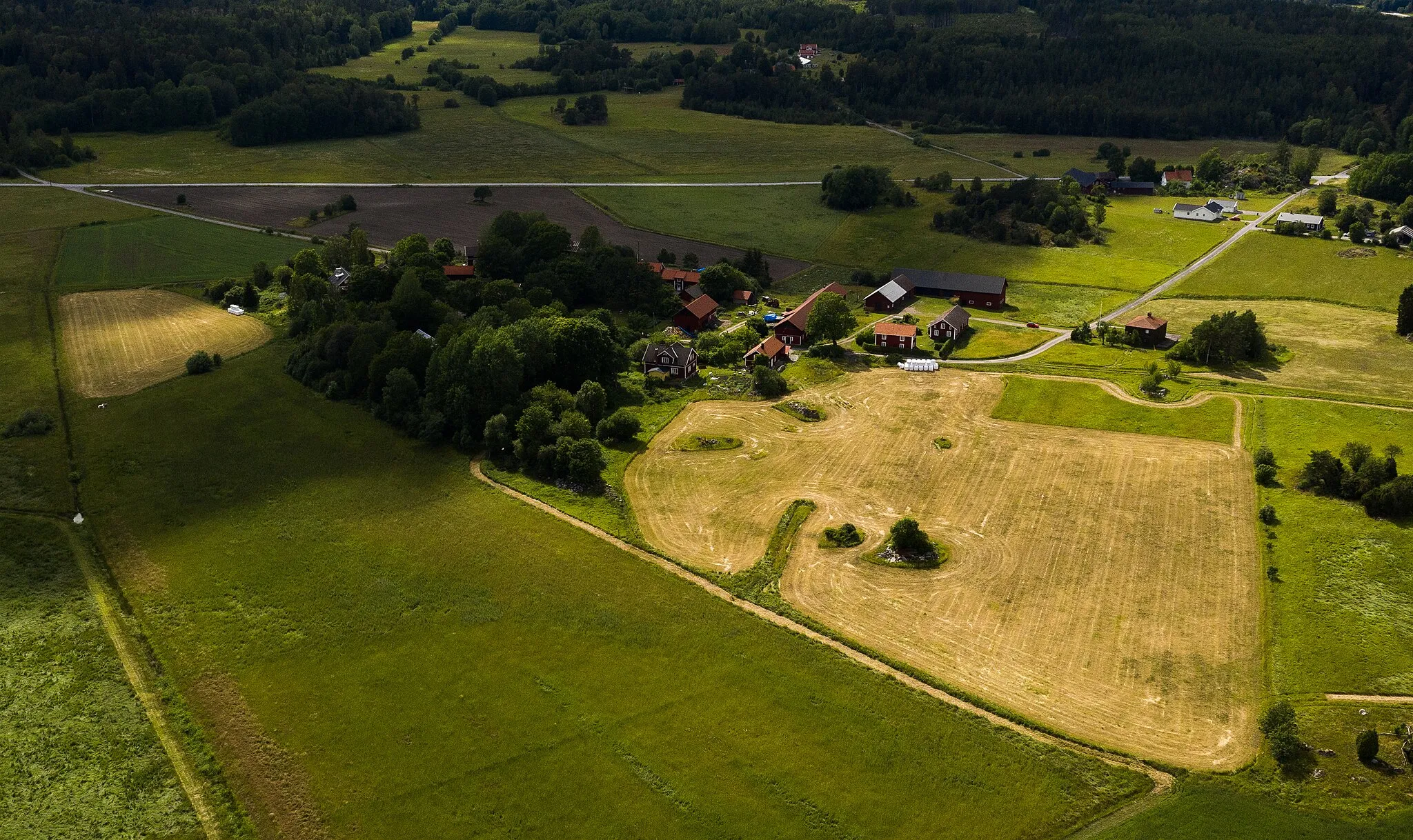 Photo showing: I förgrunden Darsgärde by. Upp till höger i bild syns Gammelbyn, idag en ensam gård belägen intill Rialavägen. Bortom Rialavägen, en bit upp mot skogen syns ett par hus i Nybyn. Både Gammelbyn och Nybyn ligger i Darsgärde.