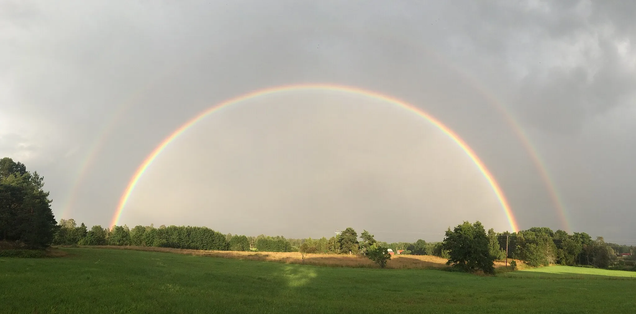 Photo showing: This picture of a double rainbow was taken in Österlisa (Norrtälje), Sweden.