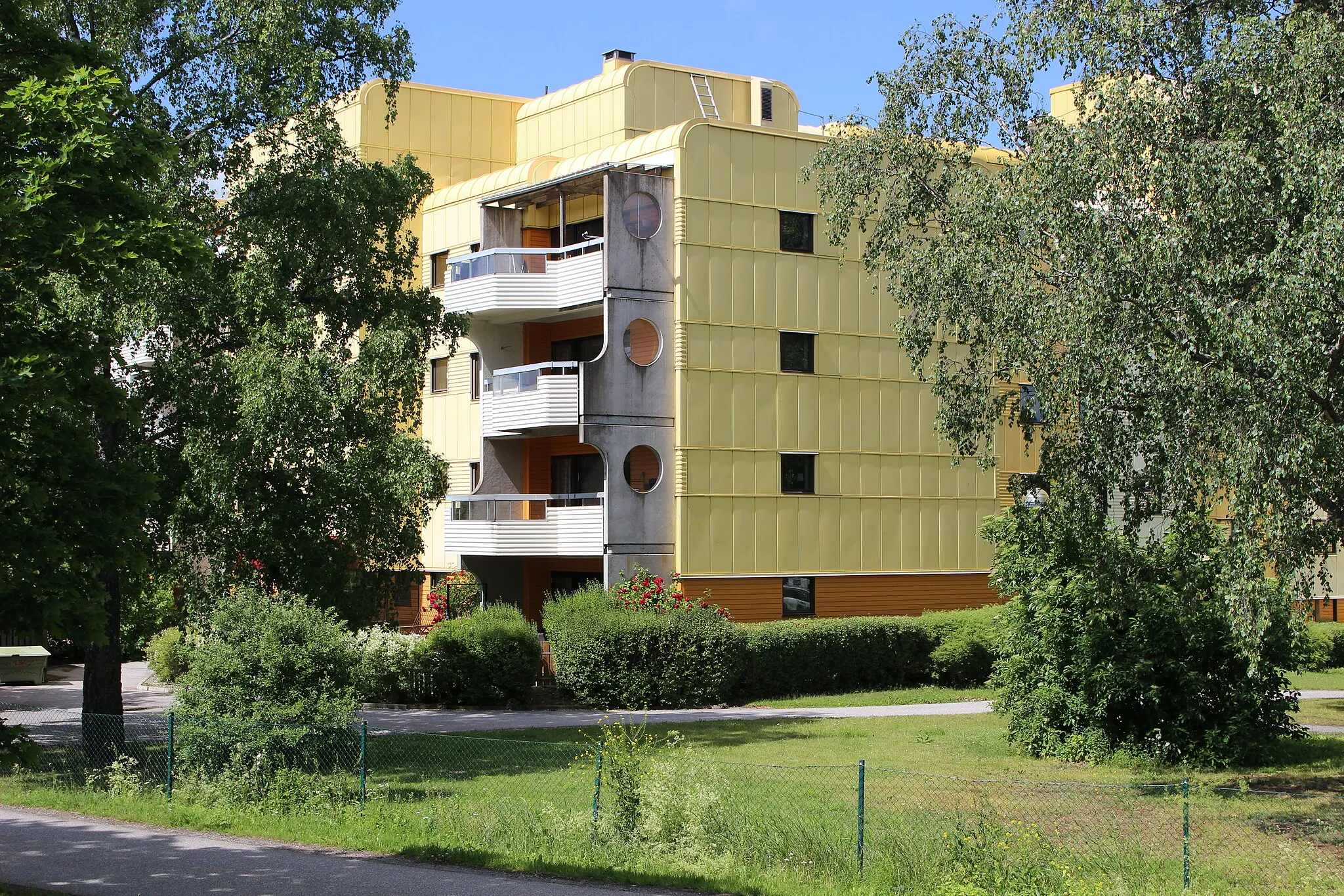 Photo showing: Gula husen i Häggvik.