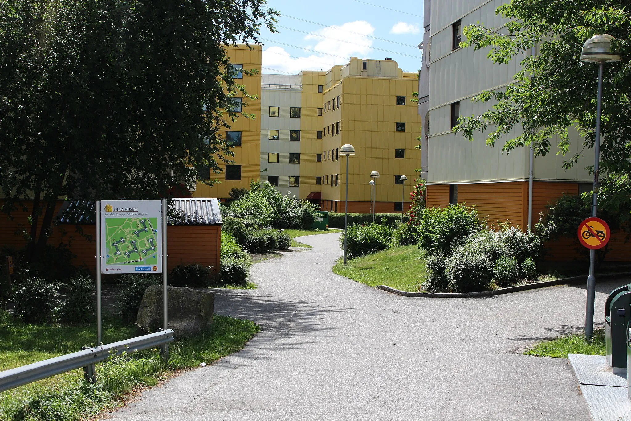 Photo showing: Gula husen i Häggvik.