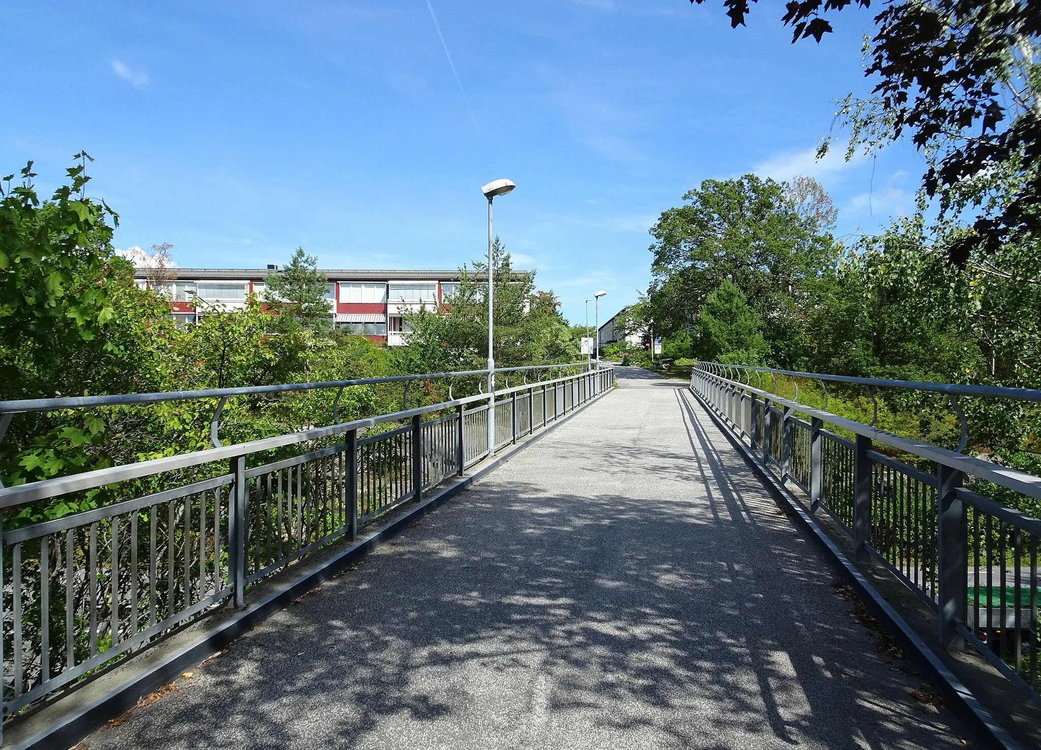 Photo showing: Gång- och cykelbron över Norra Kungsvägen mellan Rudboda skola och bostadsområdet Lojo