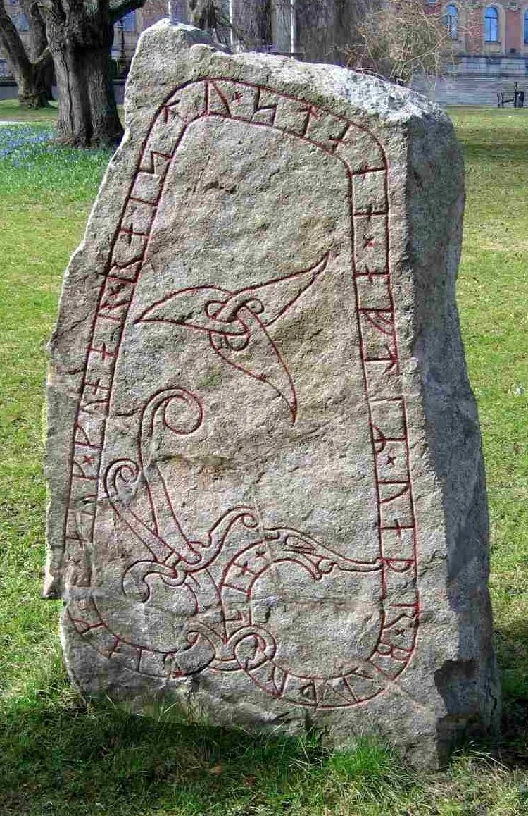 Photo showing: This is an image of a runestone standing in the University Park of Uppsala in Sweden. The stone features runes and a triquetra.