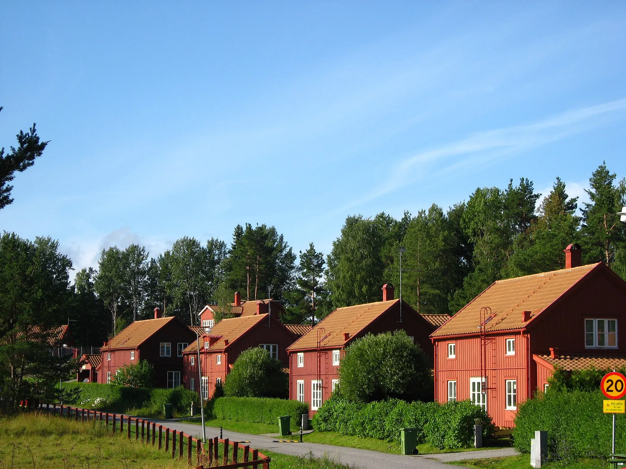 Photo showing: Hus i Segersängsby, Nynäshamns kommun, Sverige. Hus byggda av företaget SMÅA