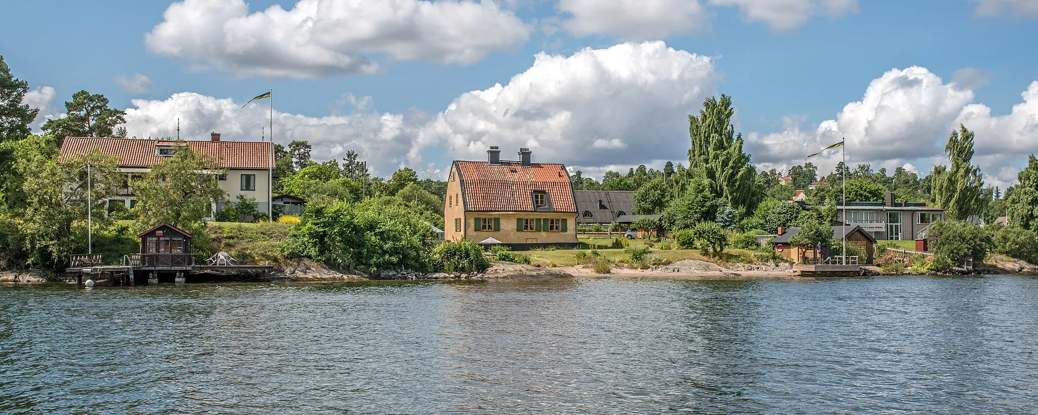 Photo showing: Houses on the shore of the southern end of the Skurusundet at Saltsjö-Duvnäs, July 2013