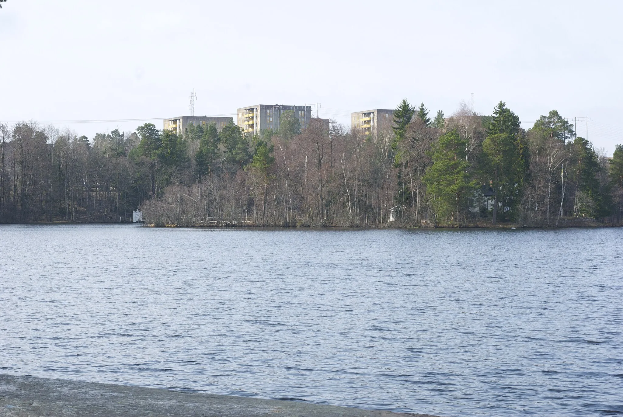 Photo showing: Myrsjön. I förgrunden Korsholmen och i bakgrunden bostadshus i Orminge.