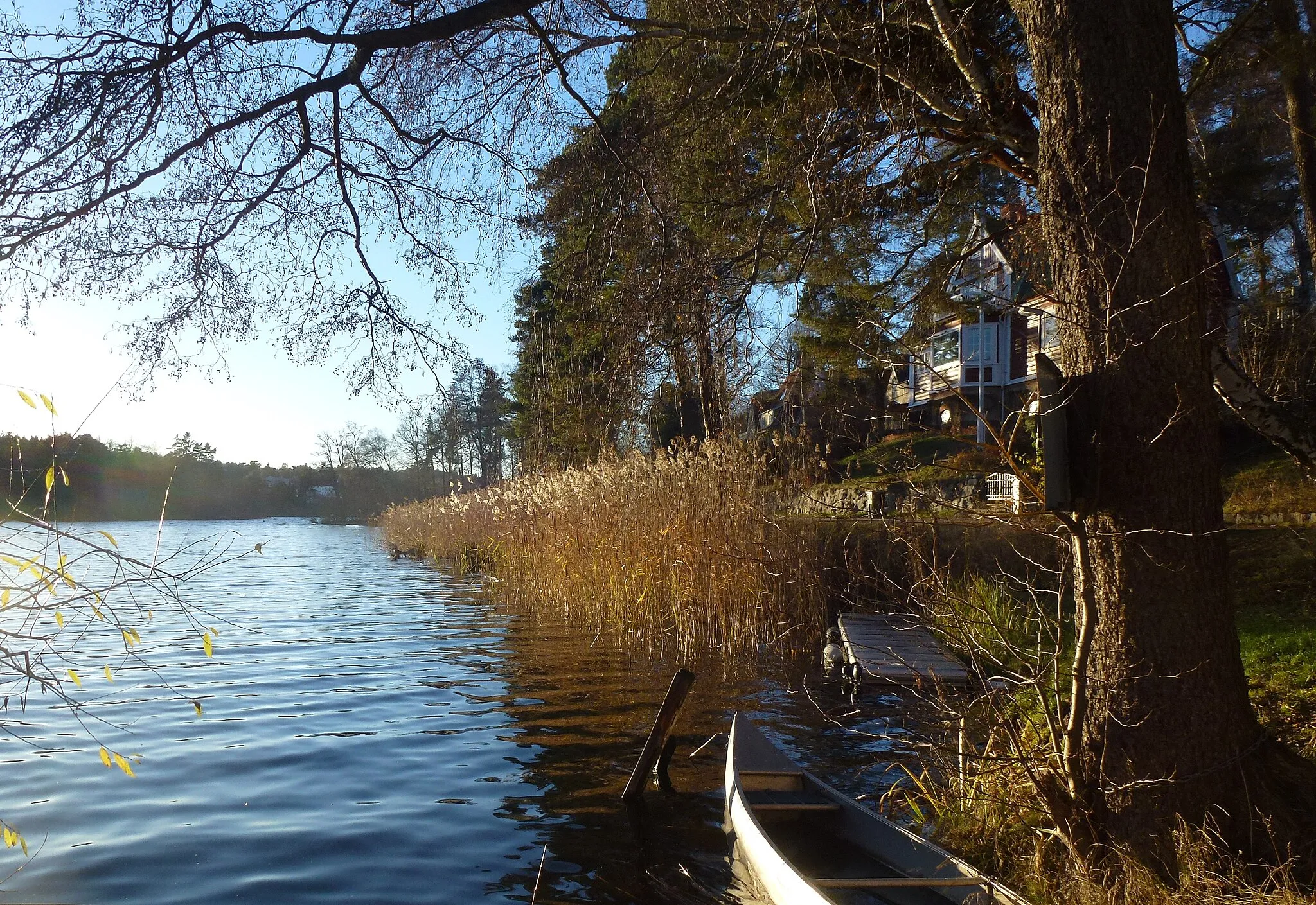 Photo showing: Järlasjön västerut i höjd med Storängens strandväg i Storängen