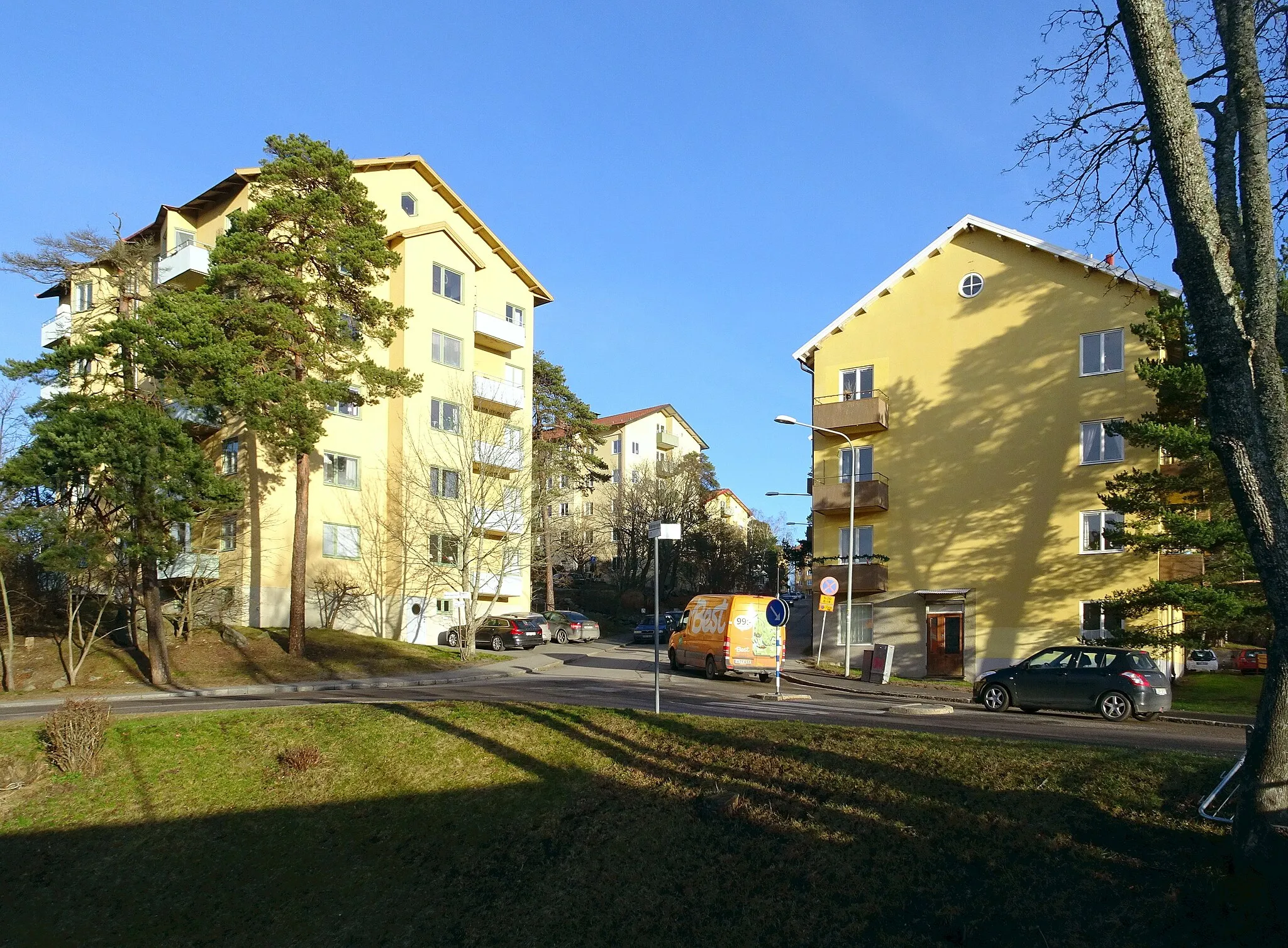 Photo showing: Klubbacken, Hägersten, norrut, t.v. nr 7 och t.h. nr. 2,   Björn Hedvall (Arkitekt)