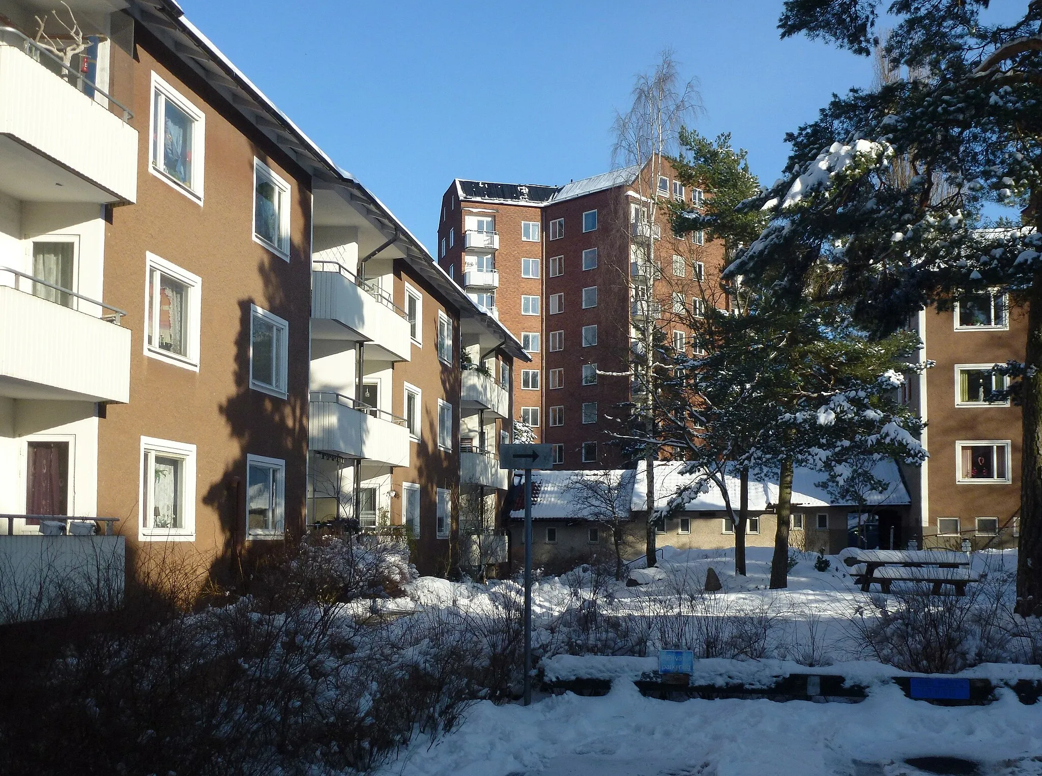 Photo showing: Bebyggelse vid  Terrängvägen med stjärnhus i bakgrunden