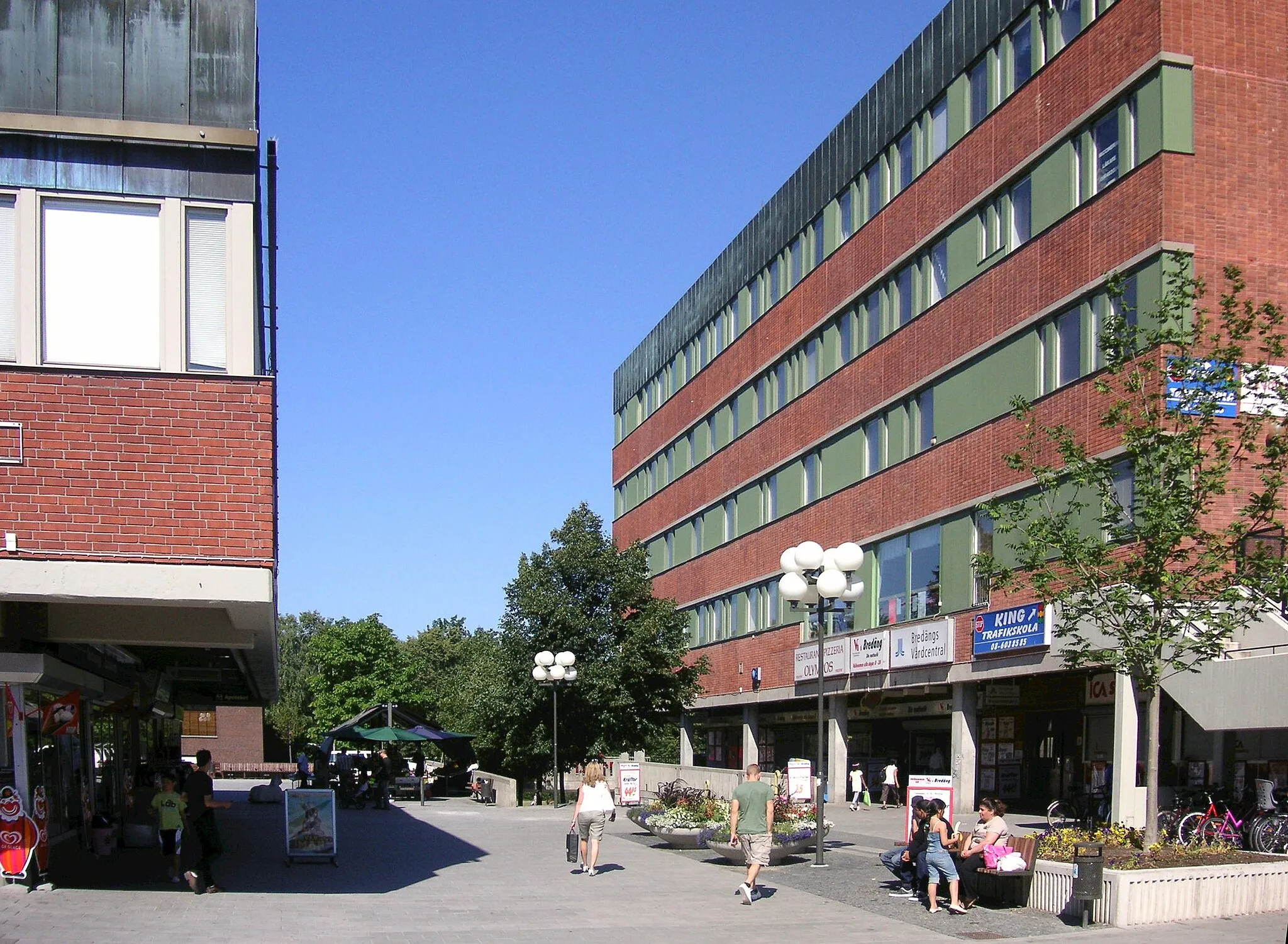 Photo showing: Bredäng centrum, torget