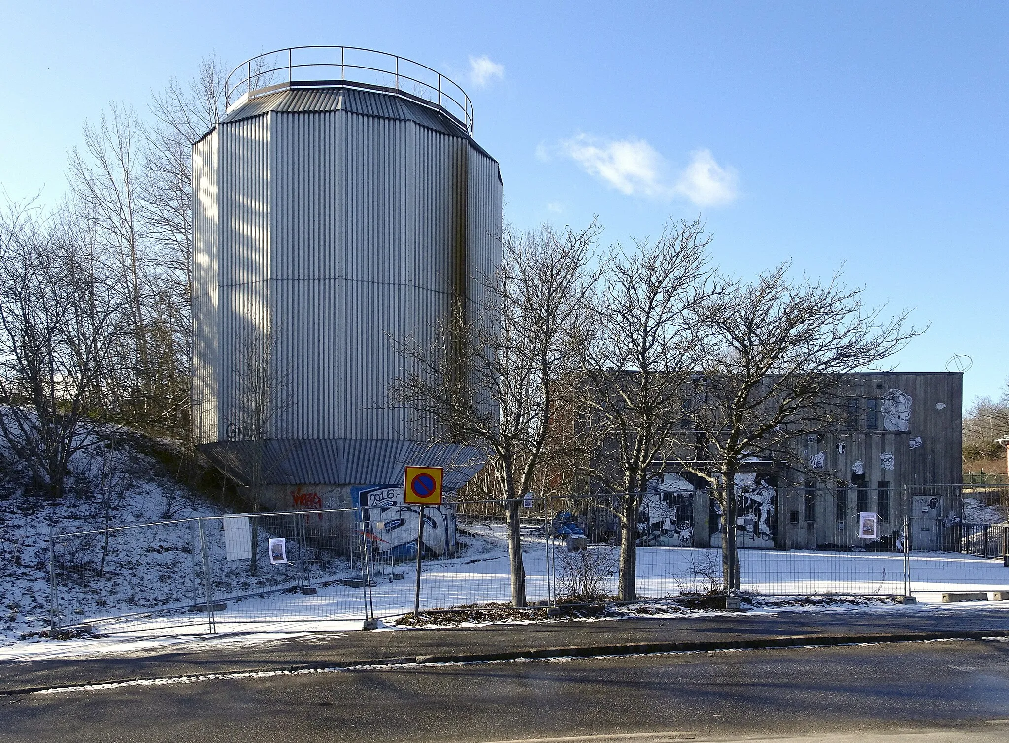 Photo showing: Konsthallen Kummelholmen, Vårberg, f.d. panncentral, Familjebostäder AB (Byggherre), HSB Riksförbund Arkitektkontor (Arkitektkontor), Ingmar Benckert (Arkitekt), Jean Ericson (Byggmästare), SIAB (Byggmästare)