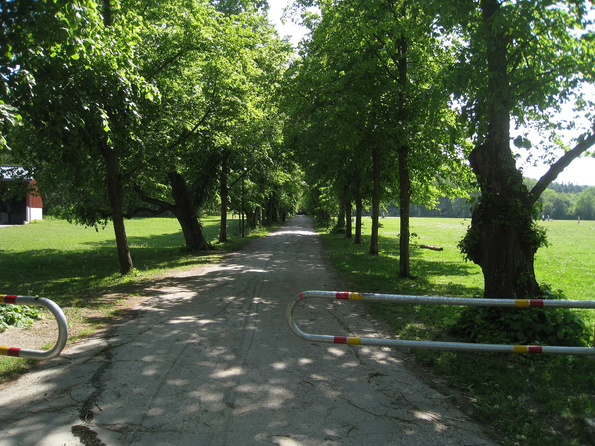 Photo showing: Åkeshovs slottspark med slottet, Bromma, Stockholm.