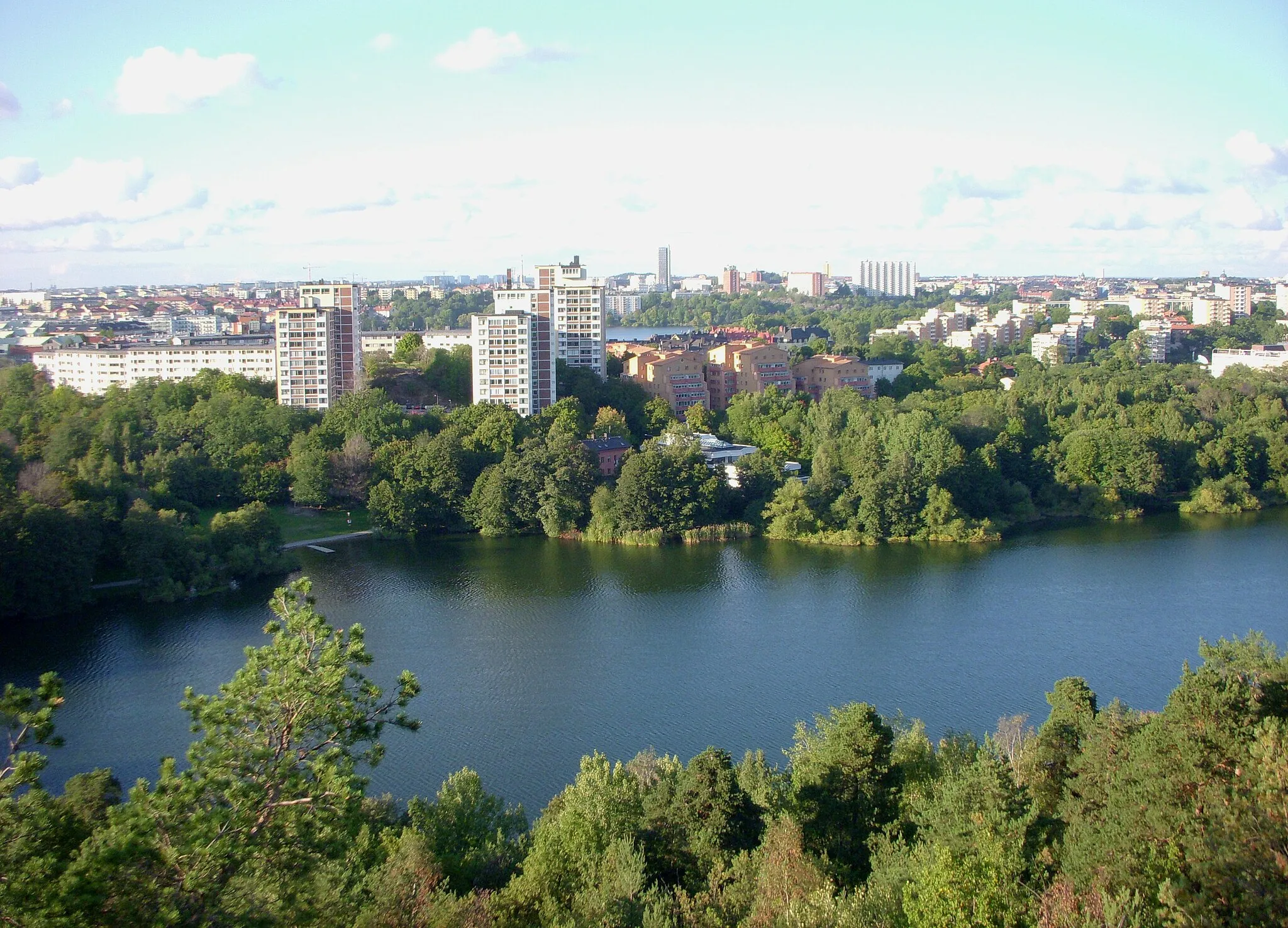 Photo showing: Utsikt från Nybohovsberget över sjön Trekanten och Gröndal