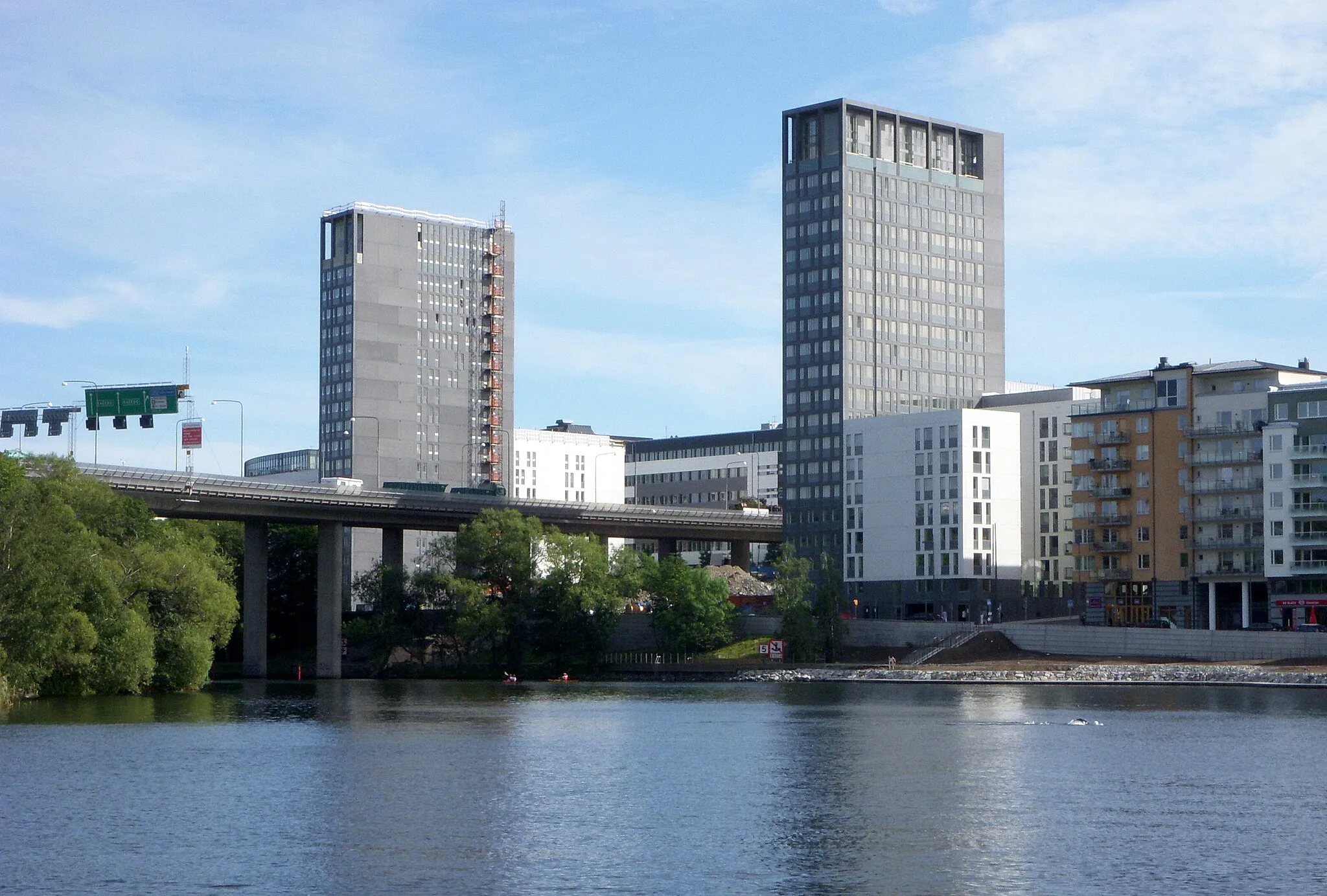 Photo showing: Tvillingtornen för "Kungsholmsporten" i kvarteret Brovakten på Kungsholmen. Ulvsundasjön i förgrunden.