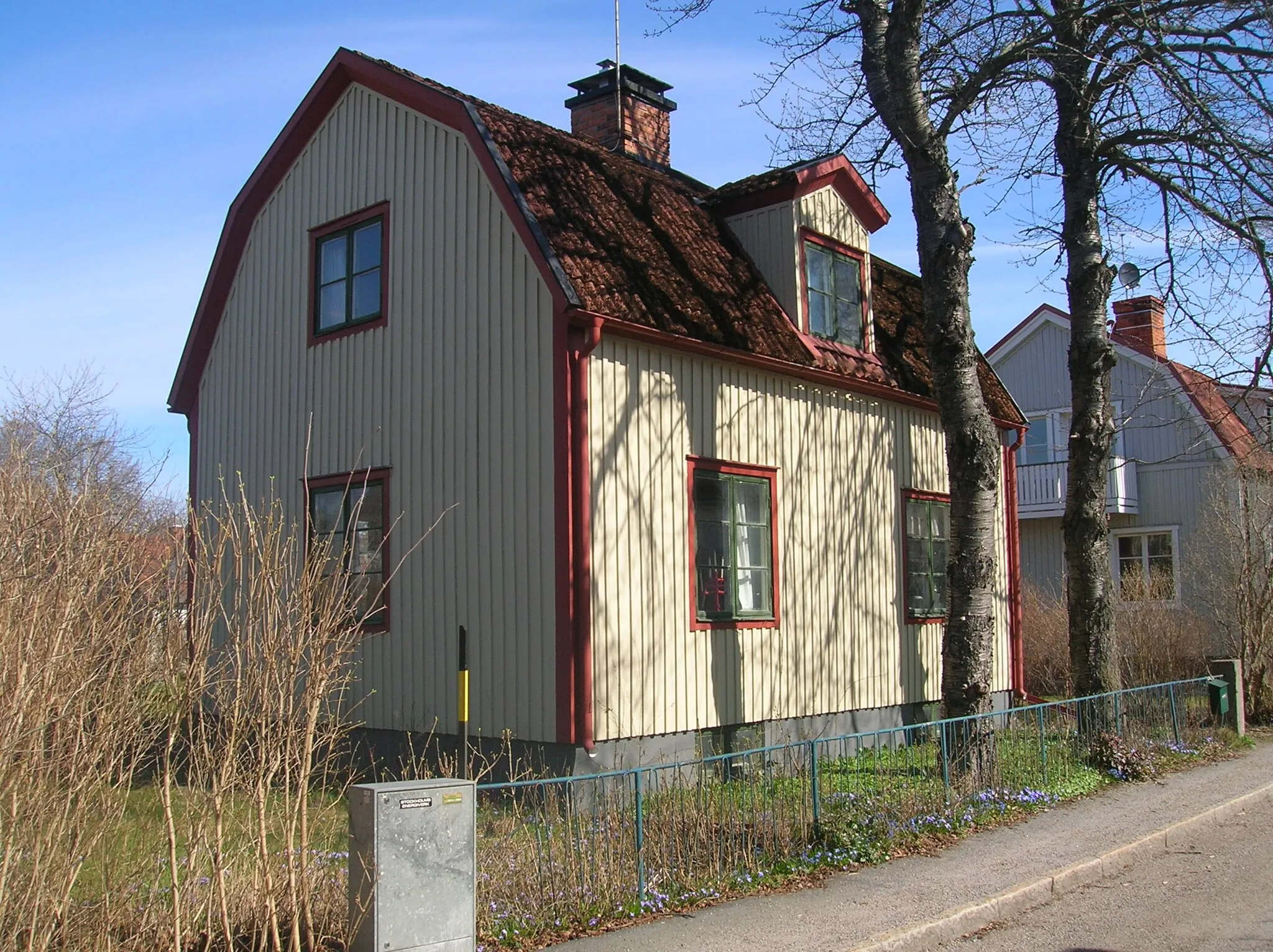 Photo showing: Detta hus på Delägargatan 32 i Enskede Gård uppfördes 1926-1927. Fasad med beigemålad locklistpanel, rödmålade hörn och takfotslister
Uppförd enligt typritning från AB Träkol

Fastighetsbeteckning : Sparkassan 7