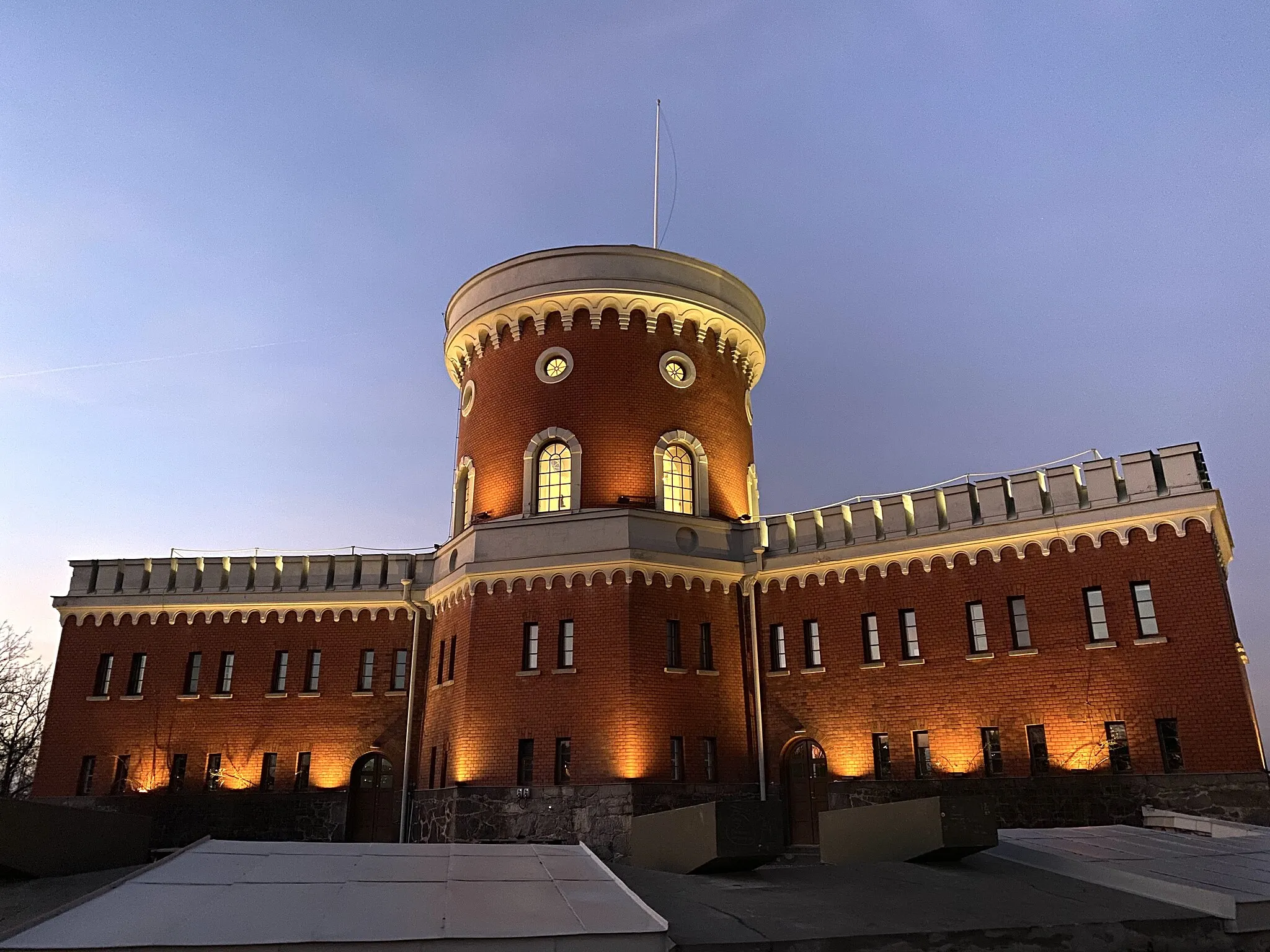 Photo showing: Image of Kastellet building on Kastellholmen in Stockholm, taken in the evening of January 2, 2020 with the facade lit.