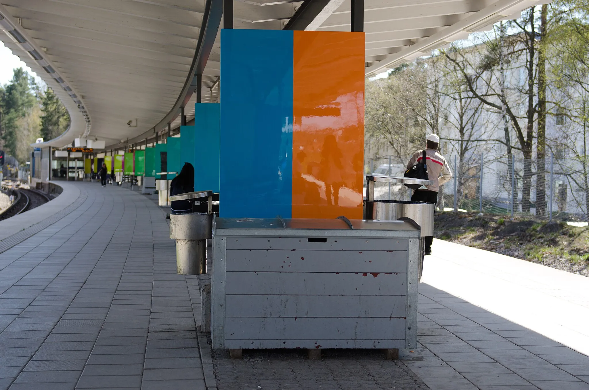 Photo showing: Artwork at Hökarängen metro station. Opened in 1950. Architect Peter Celsing. Artwork by Hanns Karlewski 1995. Bronze sculptures, designs on the floor of the platform and  colour prints in the pillars.