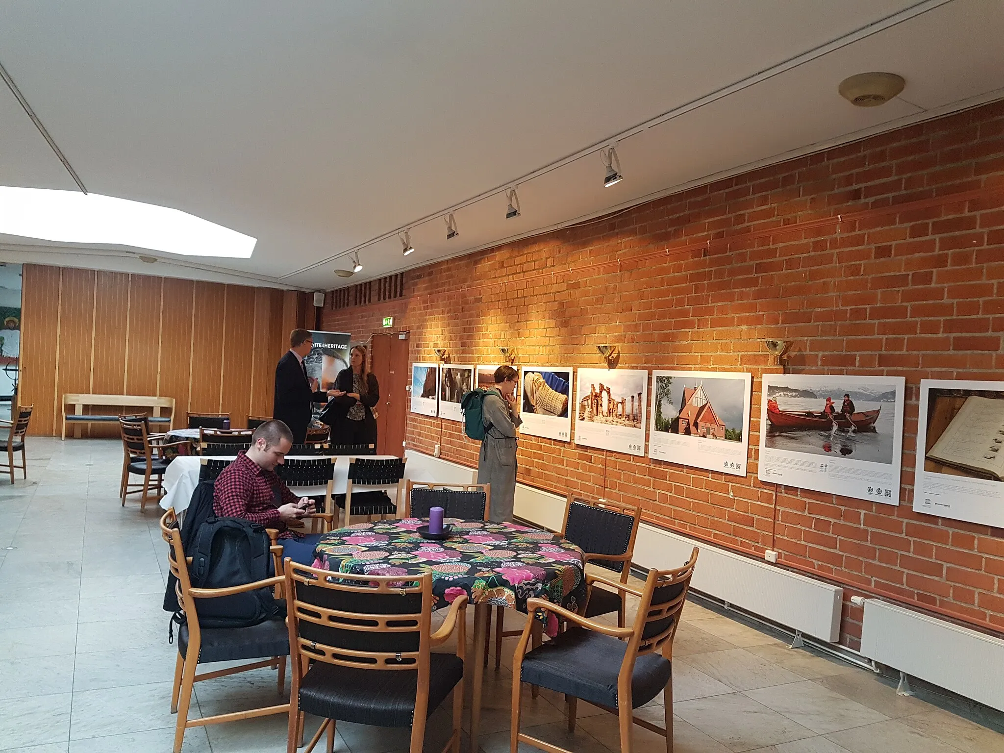 Photo showing: Vernissage av utställningen som är en del av Kopplat Öppet Kulturarv, Spånga församlingshem, 2017-09-11.