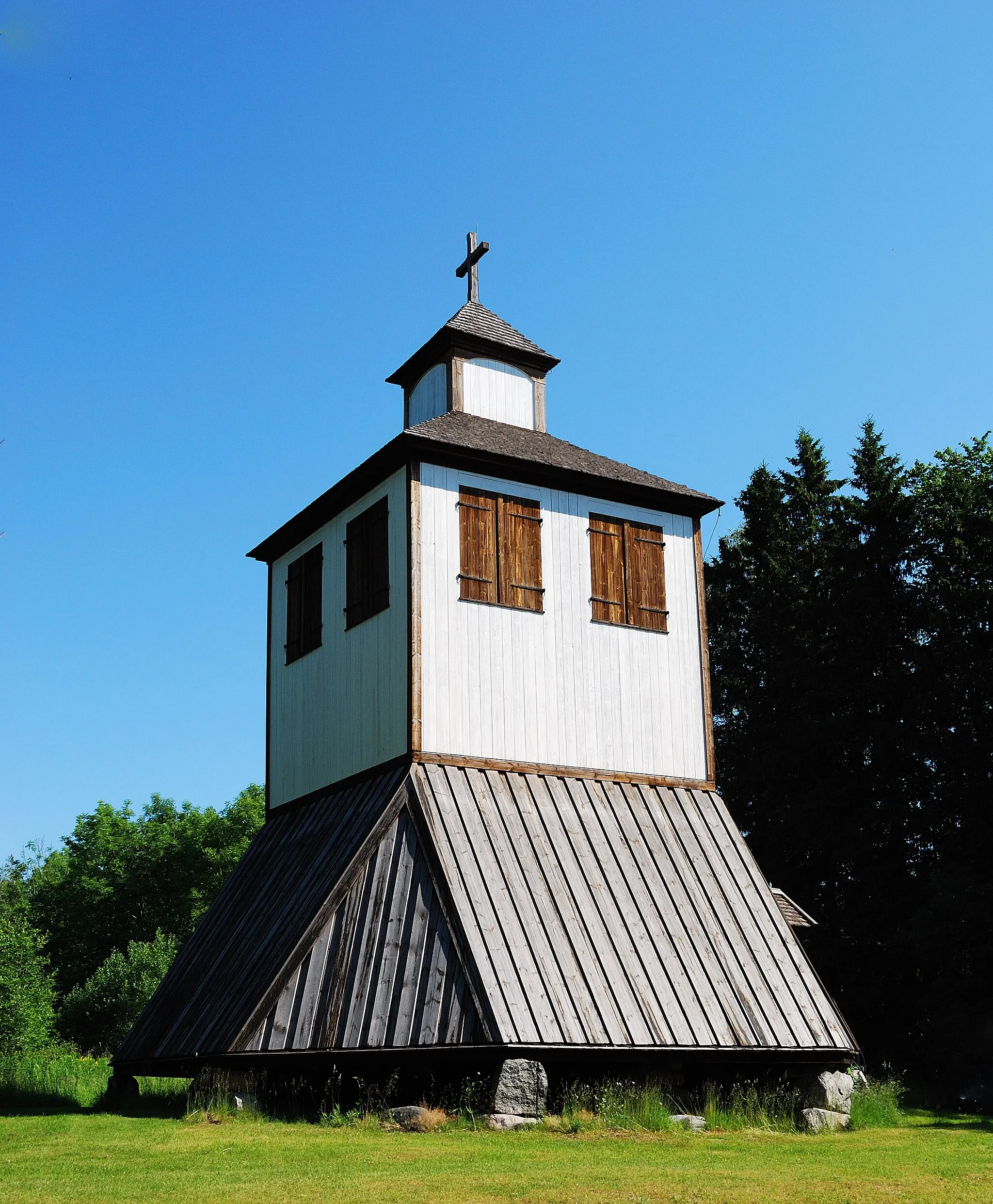 Photo showing: Bell tower near Estuna kyrka, Norrtälje, Sweden.