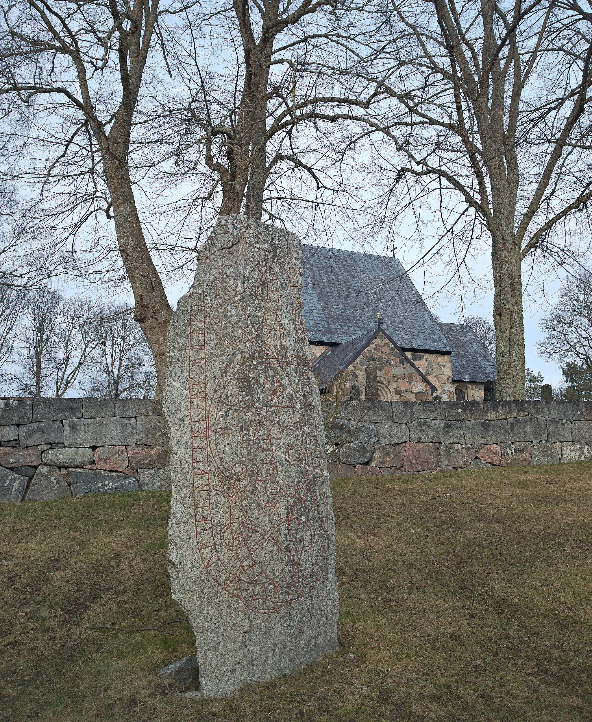 Photo showing: Runsten av granit med inristningen: Sigvat och Torbjörn och Torgrim och Ärenmund läto resa stenen efter sin broder Sigsten. Handog i Viborg