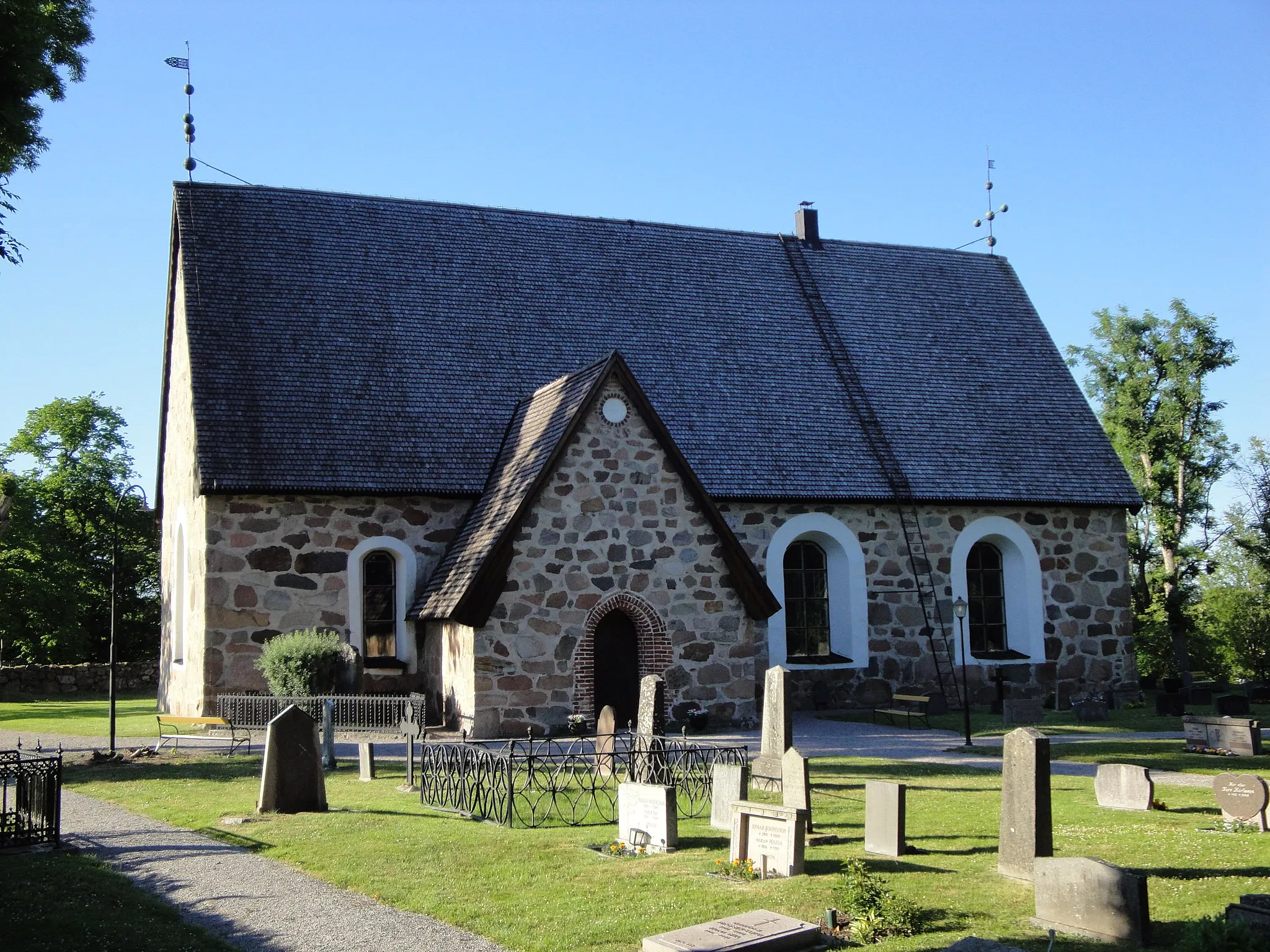 Photo showing: Edebo kyrka, Norrtälje kommun. Långhuset och kor samt vapenhuset i förgrunden.