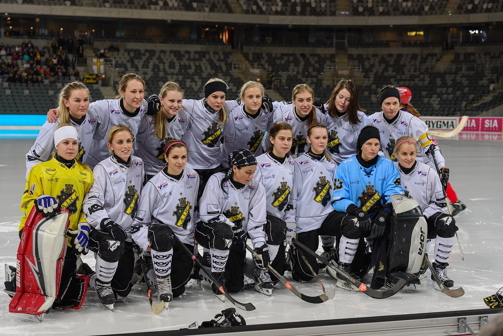 Photo showing: AIK before the Swedish championship in bandy, final (women). Kareby 3 vs AIK 1.