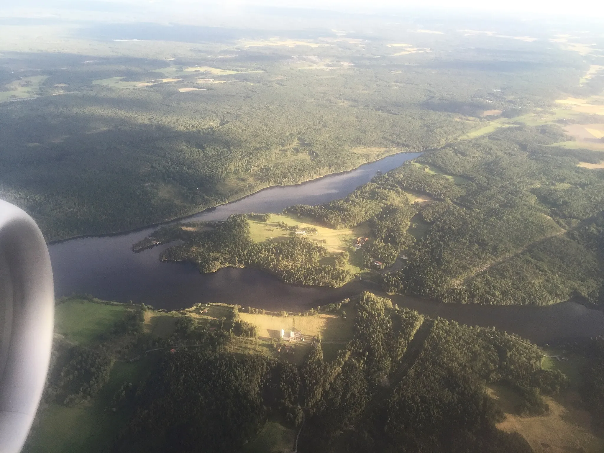 Photo showing: Sjön Sparren, Norrtälje sedd under inflygning till Arlanda